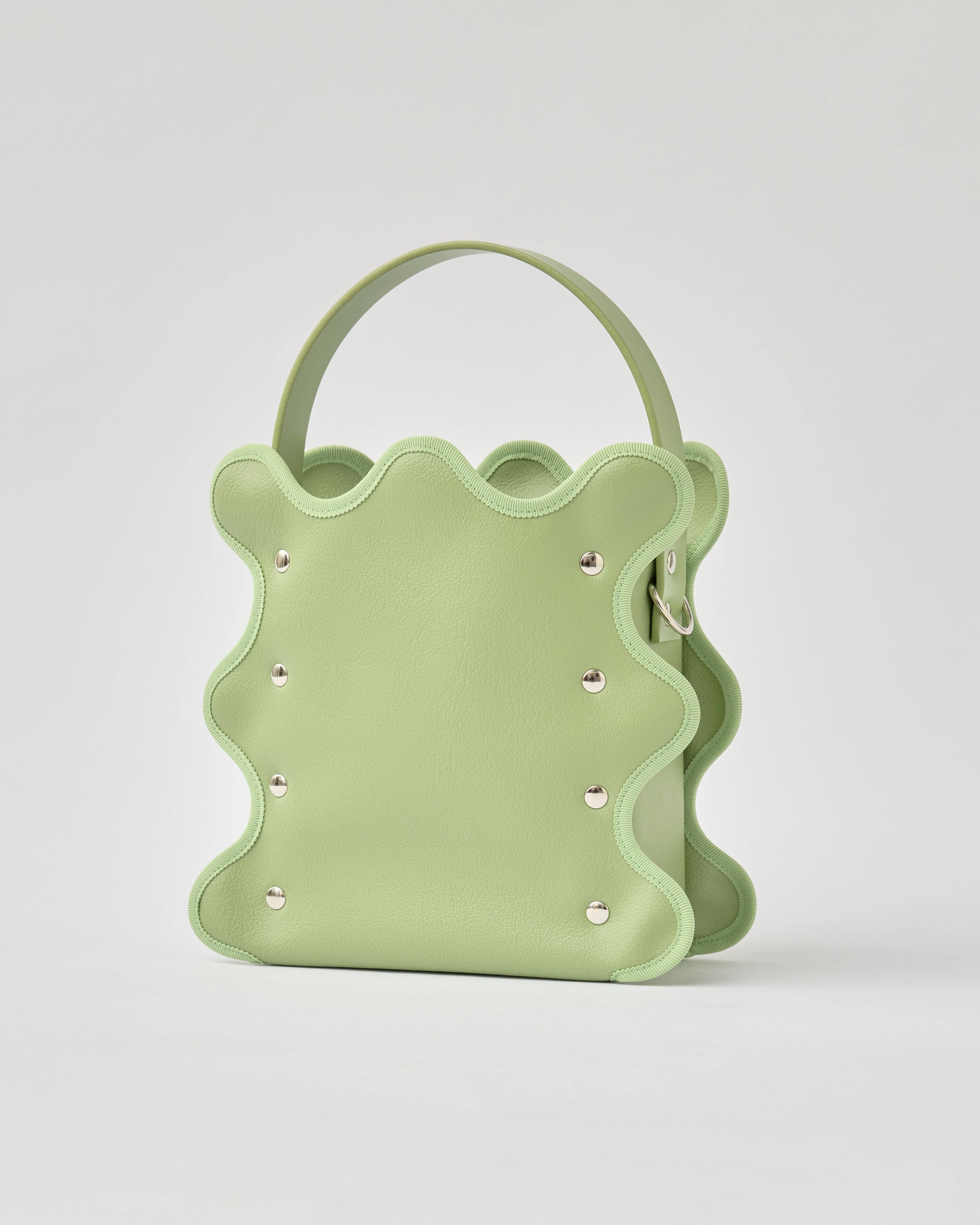 nori enomoto mardi matin チェーンストラップ付きのバケット型バッグ。350mlペットボトルが収まるマチあり。Dカン付きでチャームの取り付けも可能。和装や結婚式、フォーマルシーンにも対応。