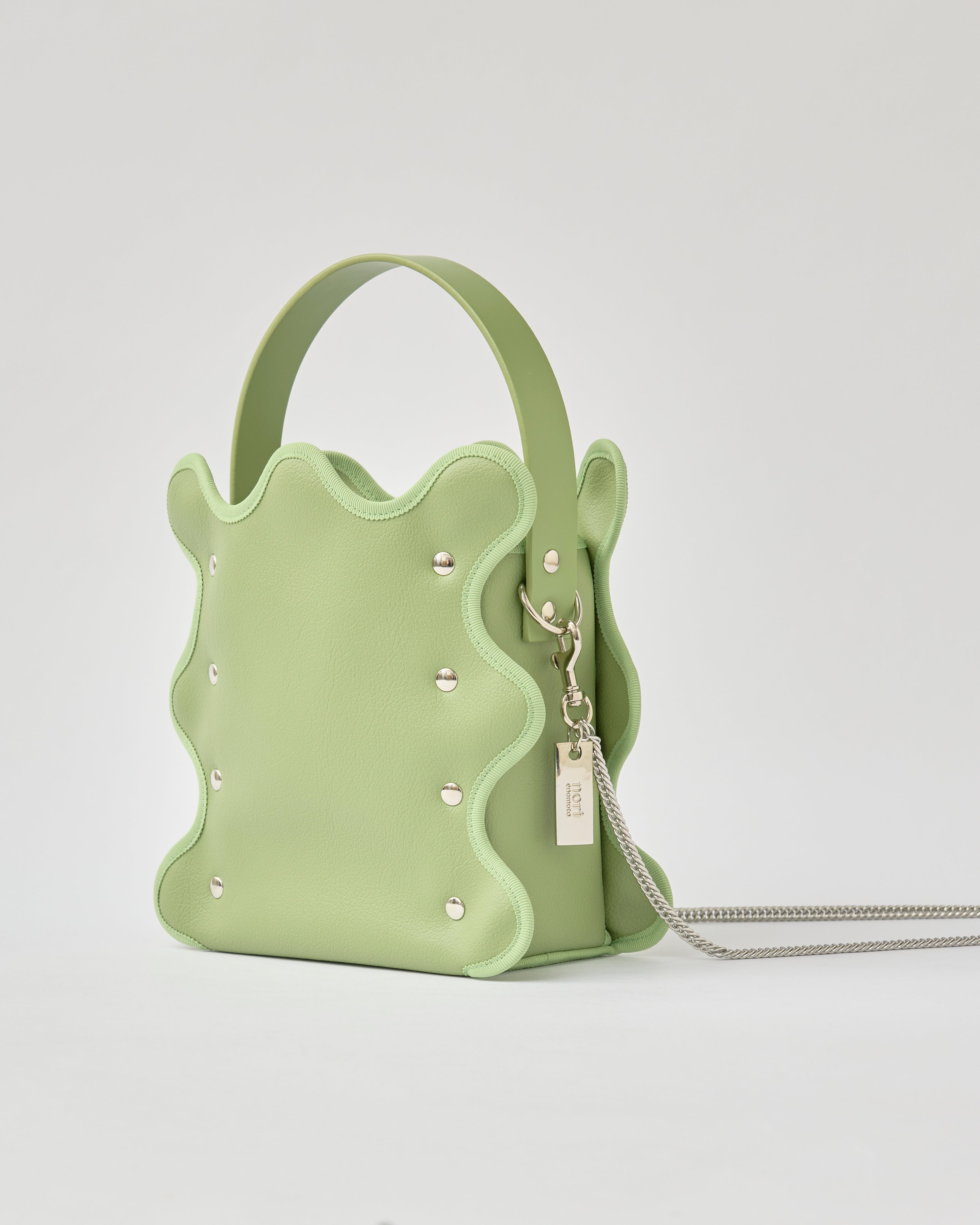 nori enomoto mardi matin チェーンストラップ付きのバケット型バッグ。350mlペットボトルが収まるマチあり。Dカン付きでチャームの取り付けも可能。和装や結婚式、フォーマルシーンにも対応。