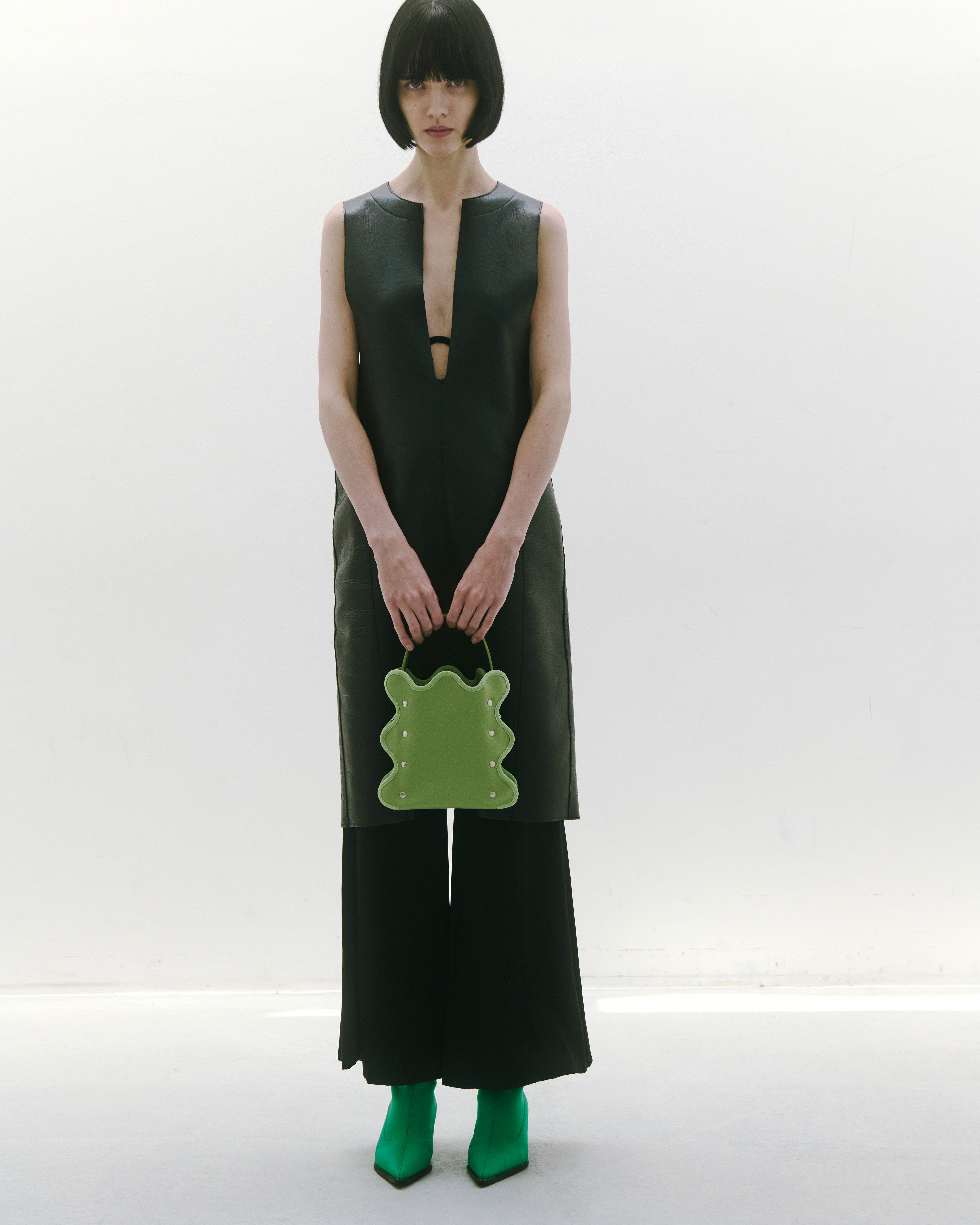 nori enomoto mardi matin チェーンストラップ付きのバケット型バッグ。350mlペットボトルが収まるマチあり。Dカン付きでチャームの取り付けも可能。和装や結婚式、フォーマルシーンにも対応。