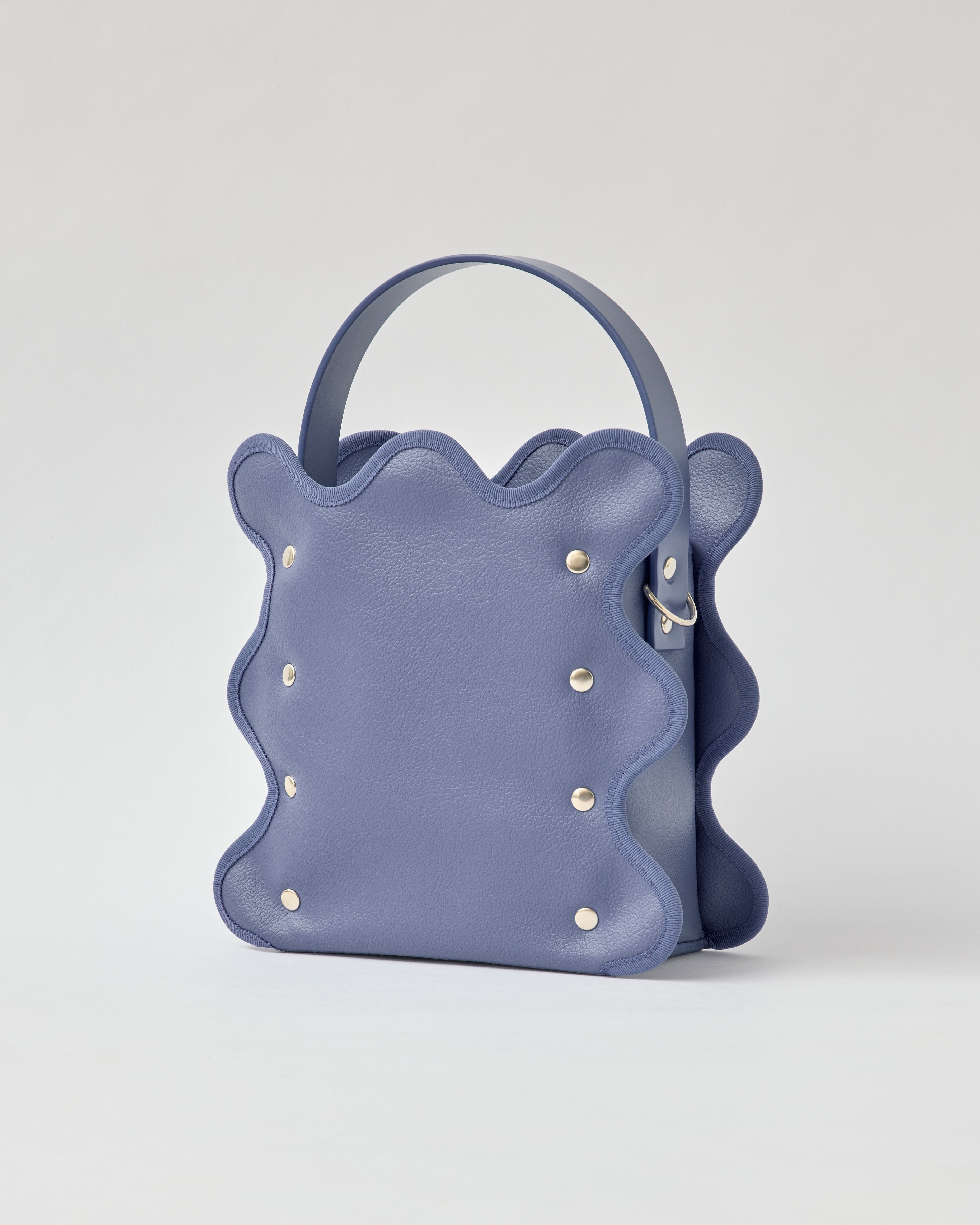 nori enomoto mardi matin チェーンストラップ付きのバケット型バッグ。350mlペットボトルが収まるマチあり。Dカン付きでチャームの取り付けも可能。和装や結婚式、フォーマルシーンにも対応。