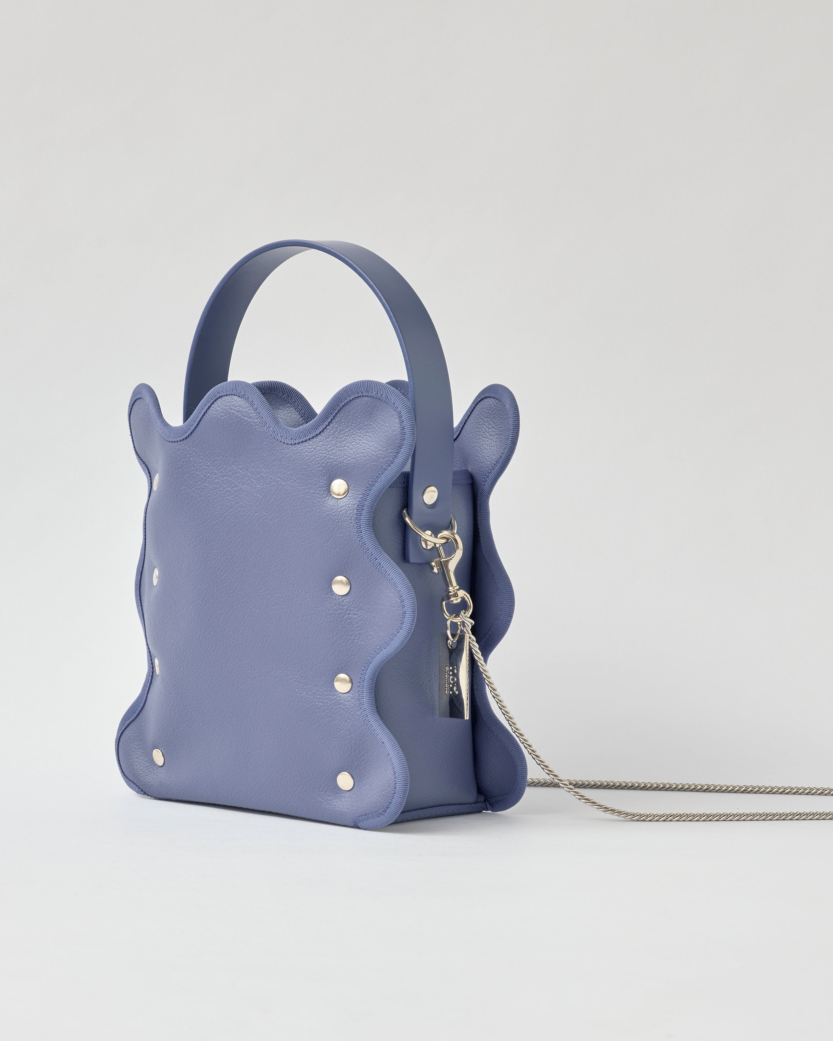 nori enomoto mardi matin チェーンストラップ付きのバケット型バッグ。350mlペットボトルが収まるマチあり。Dカン付きでチャームの取り付けも可能。和装や結婚式、フォーマルシーンにも対応。