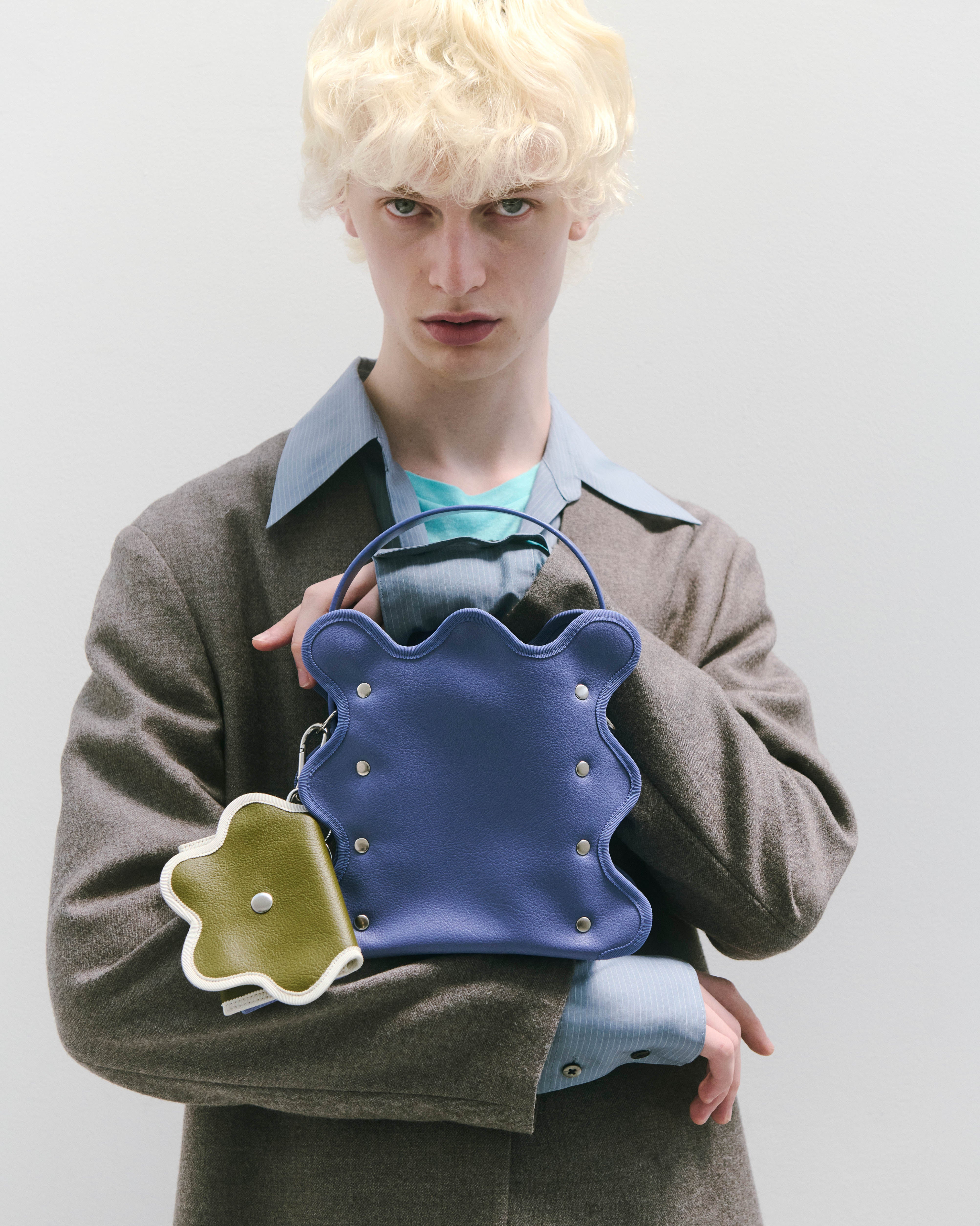 nori enomoto mardi matin チェーンストラップ付きのバケット型バッグ。350mlペットボトルが収まるマチあり。Dカン付きでチャームの取り付けも可能。和装や結婚式、フォーマルシーンにも対応。