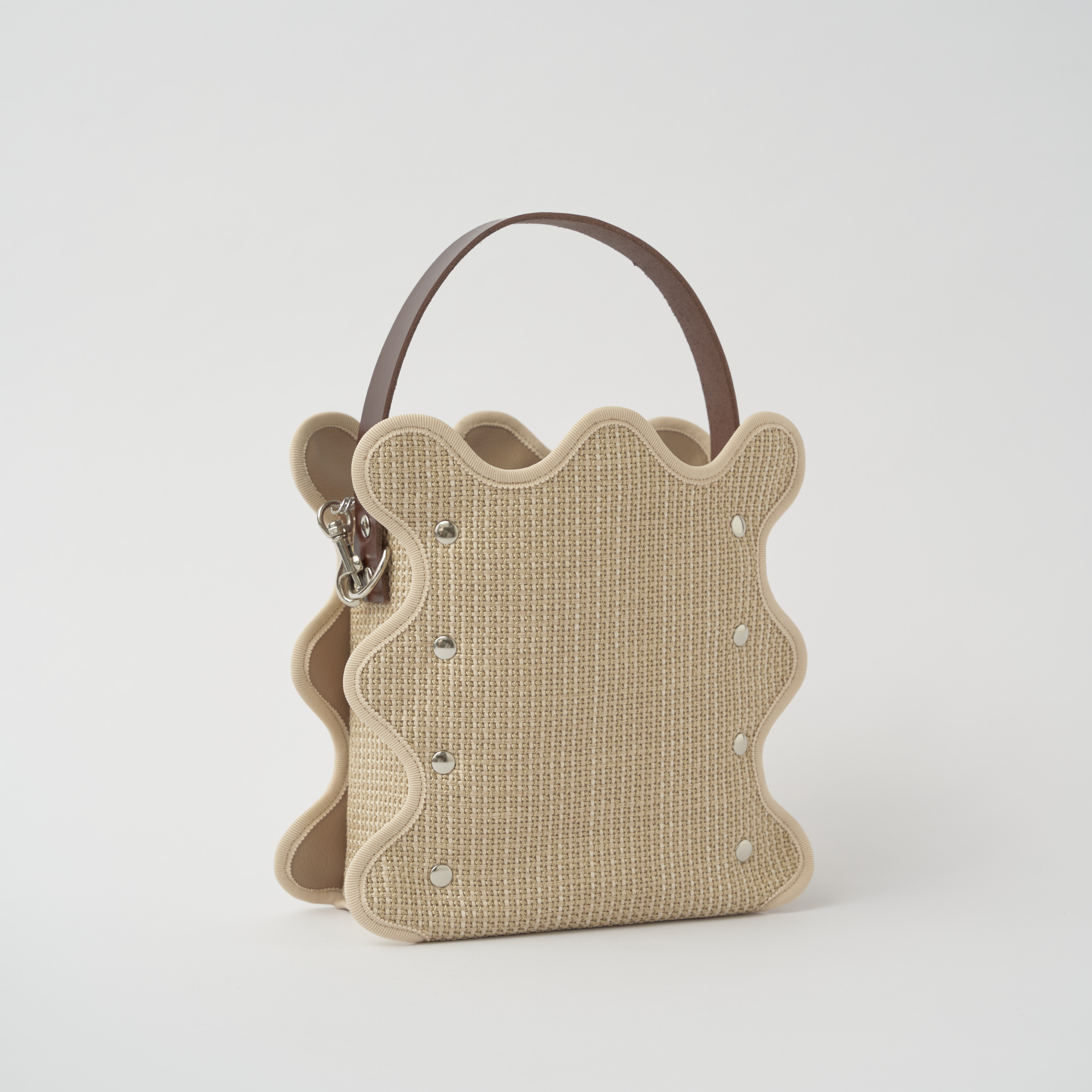 nori enomoto mardi matin チェーンストラップ付きのバケット型バッグ。350mlペットボトルが収まるマチあり。Dカン付きでチャームの取り付けも可能。和装や結婚式、フォーマルシーンにも対応。