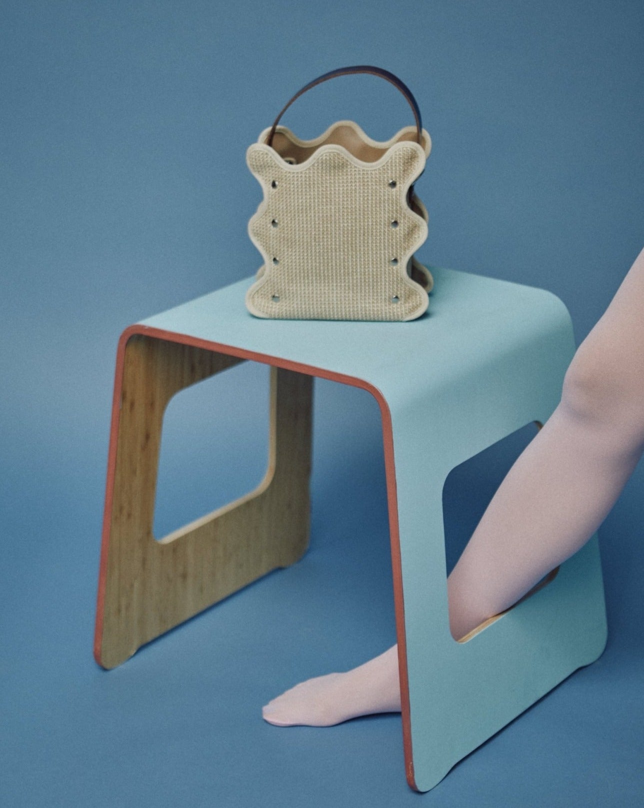 nori enomoto mardi matin チェーンストラップ付きのバケット型バッグ。350mlペットボトルが収まるマチあり。Dカン付きでチャームの取り付けも可能。和装や結婚式、フォーマルシーンにも対応。