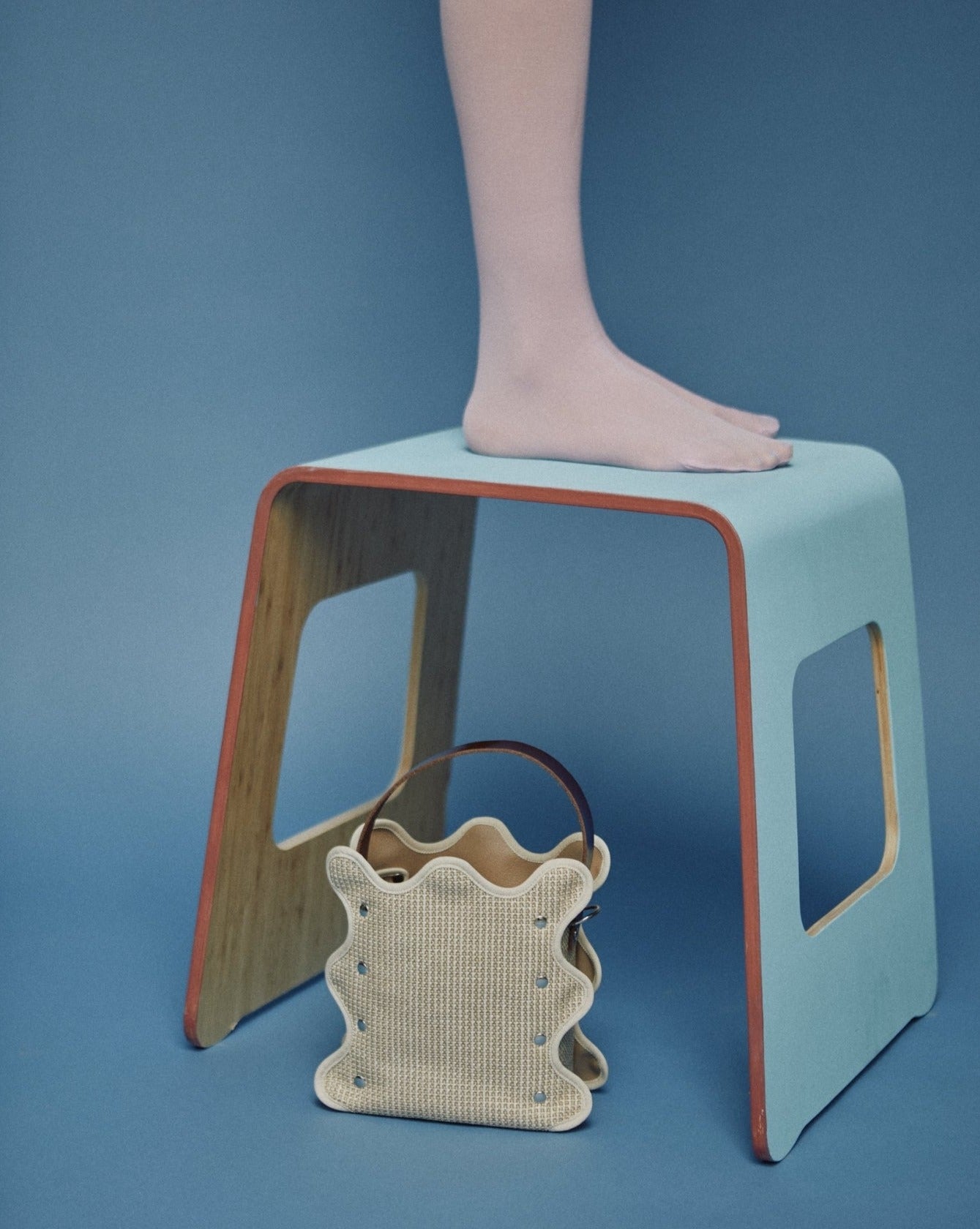 nori enomoto mardi matin チェーンストラップ付きのバケット型バッグ。350mlペットボトルが収まるマチあり。Dカン付きでチャームの取り付けも可能。和装や結婚式、フォーマルシーンにも対応。