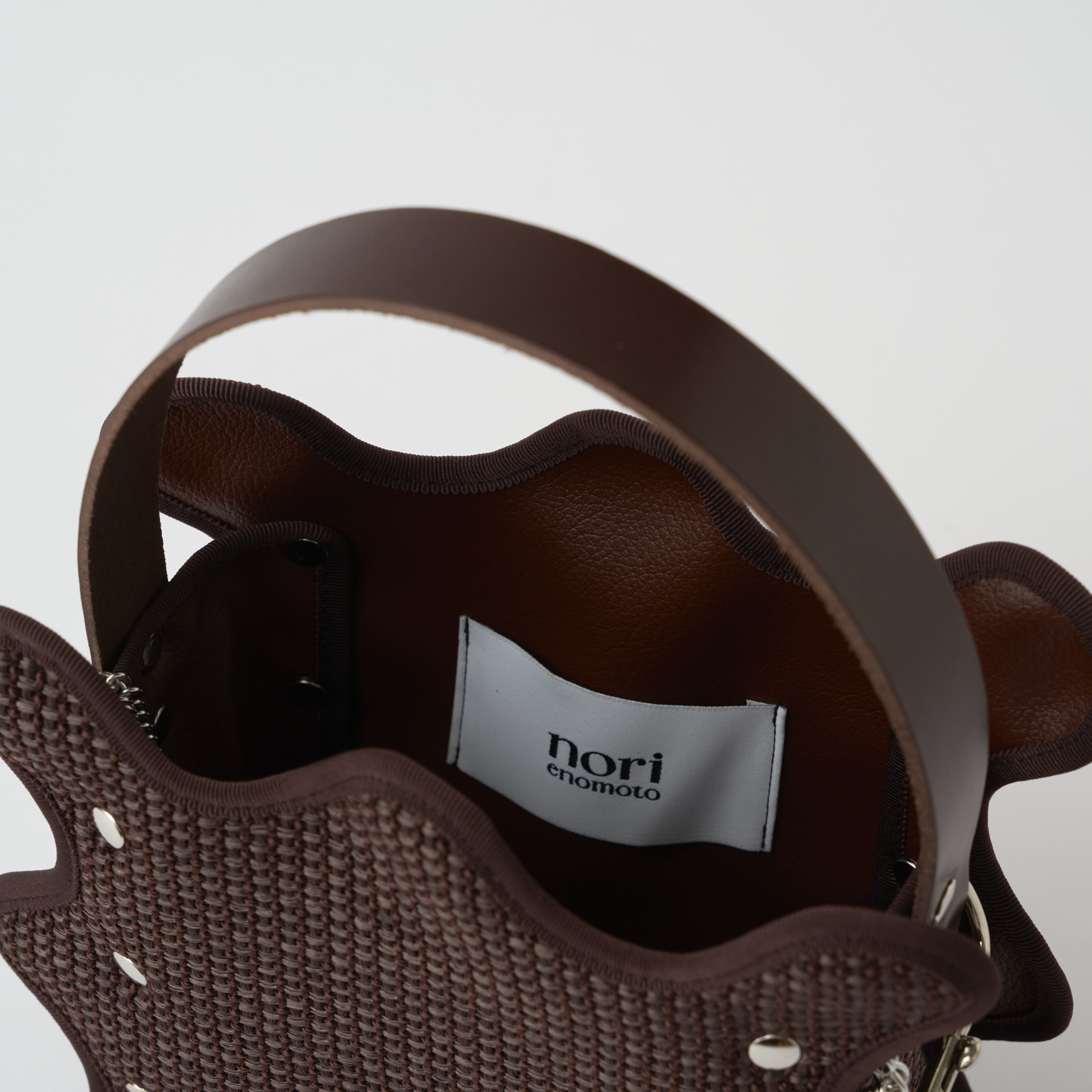 nori enomoto mardi matin チェーンストラップ付きのバケット型バッグ。350mlペットボトルが収まるマチあり。Dカン付きでチャームの取り付けも可能。和装や結婚式、フォーマルシーンにも対応。