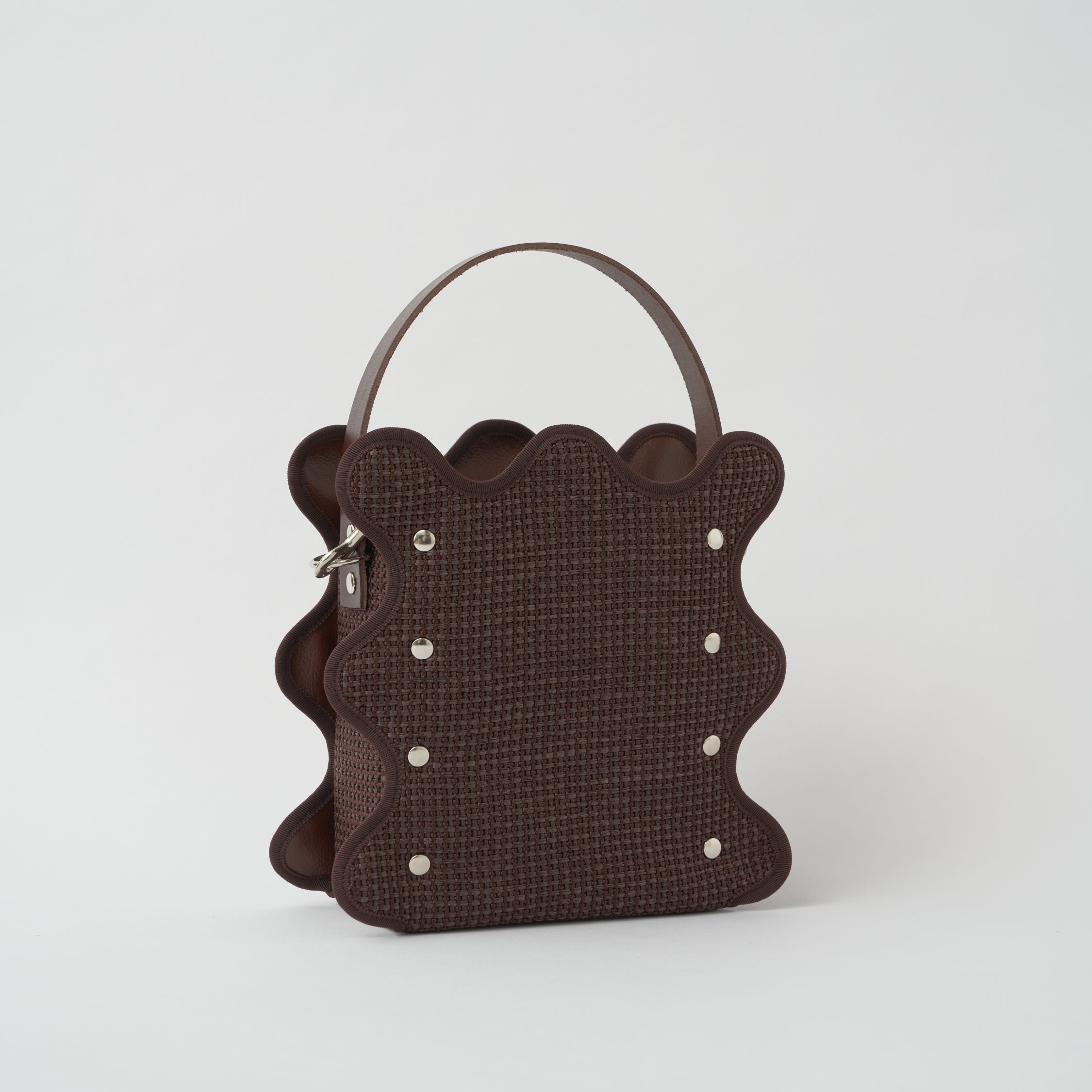 nori enomoto mardi matin チェーンストラップ付きのバケット型バッグ。350mlペットボトルが収まるマチあり。Dカン付きでチャームの取り付けも可能。和装や結婚式、フォーマルシーンにも対応。