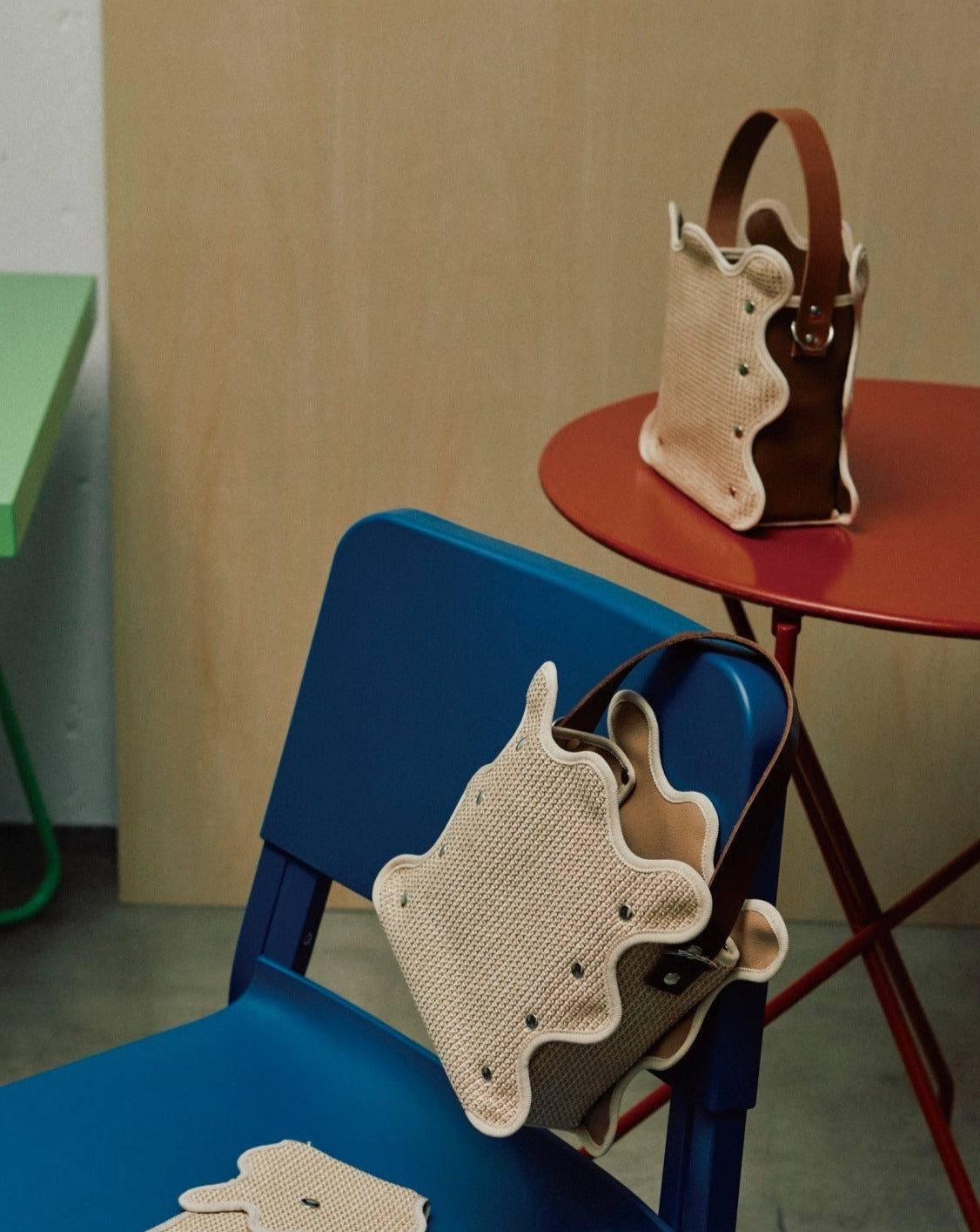 nori enomoto mardi matin チェーンストラップ付きのバケット型バッグ。350mlペットボトルが収まるマチあり。Dカン付きでチャームの取り付けも可能。和装や結婚式、フォーマルシーンにも対応。