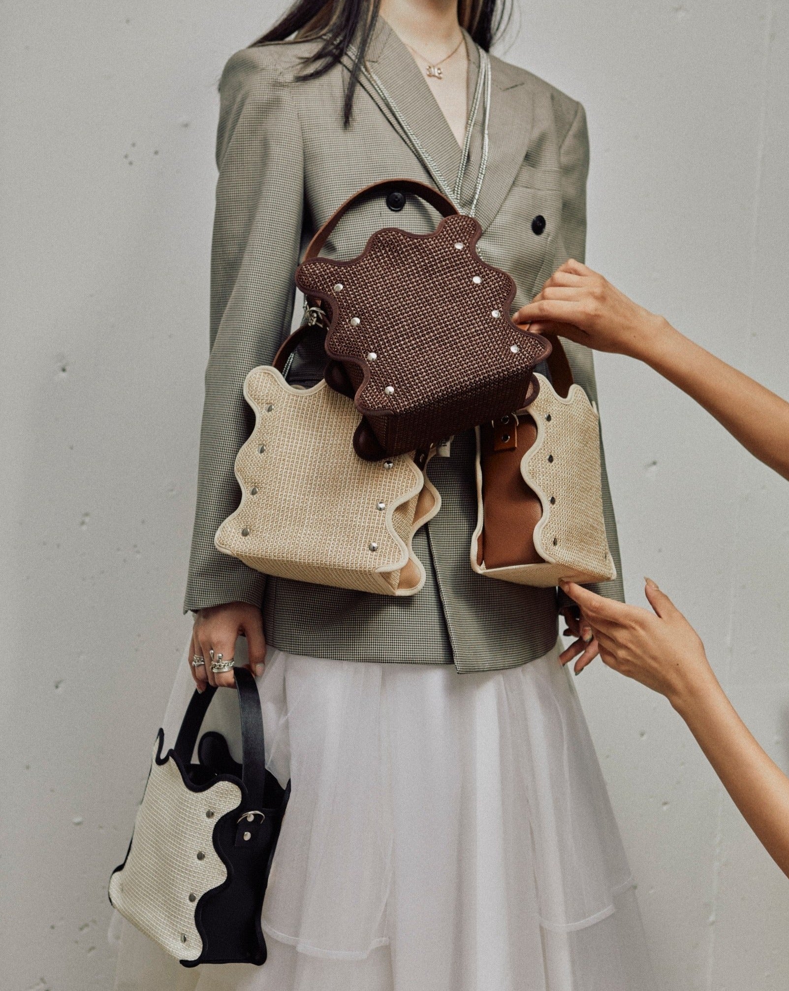 nori enomoto mardi matin チェーンストラップ付きのバケット型バッグ。350mlペットボトルが収まるマチあり。Dカン付きでチャームの取り付けも可能。和装や結婚式、フォーマルシーンにも対応。