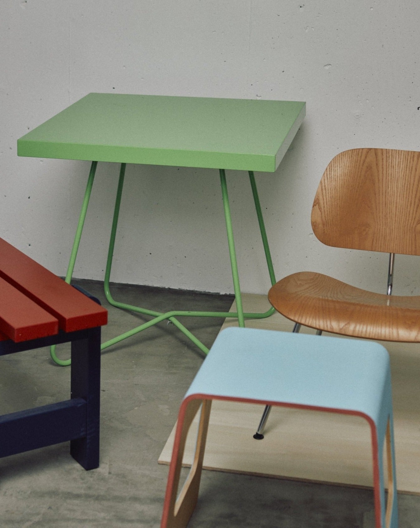 nori enomoto wave iphone folder 斜めがけできるチェーン付きスマホポーチ。2つのポケットでスマートフォンやパスポート、小物を収納。ミニバッグ代わりにも使える多機能ショルダーケース。