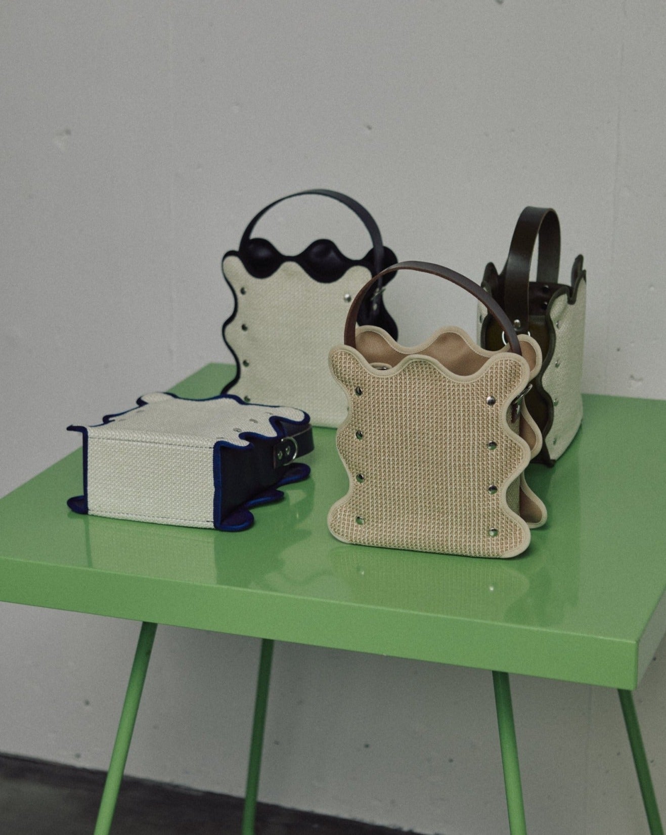 nori enomoto mardi matin チェーンストラップ付きのバケット型バッグ。350mlペットボトルが収まるマチあり。Dカン付きでチャームの取り付けも可能。和装や結婚式、フォーマルシーンにも対応。