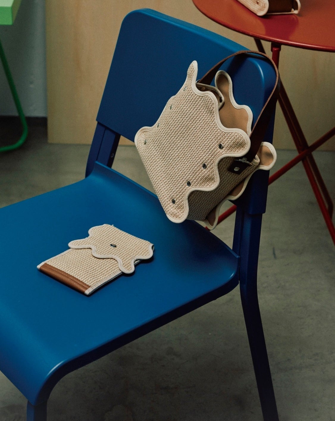 nori enomoto wave iphone folder 斜めがけできるチェーン付きスマホポーチ。2つのポケットでスマートフォンやパスポート、小物を収納。ミニバッグ代わりにも使える多機能ショルダーケース。