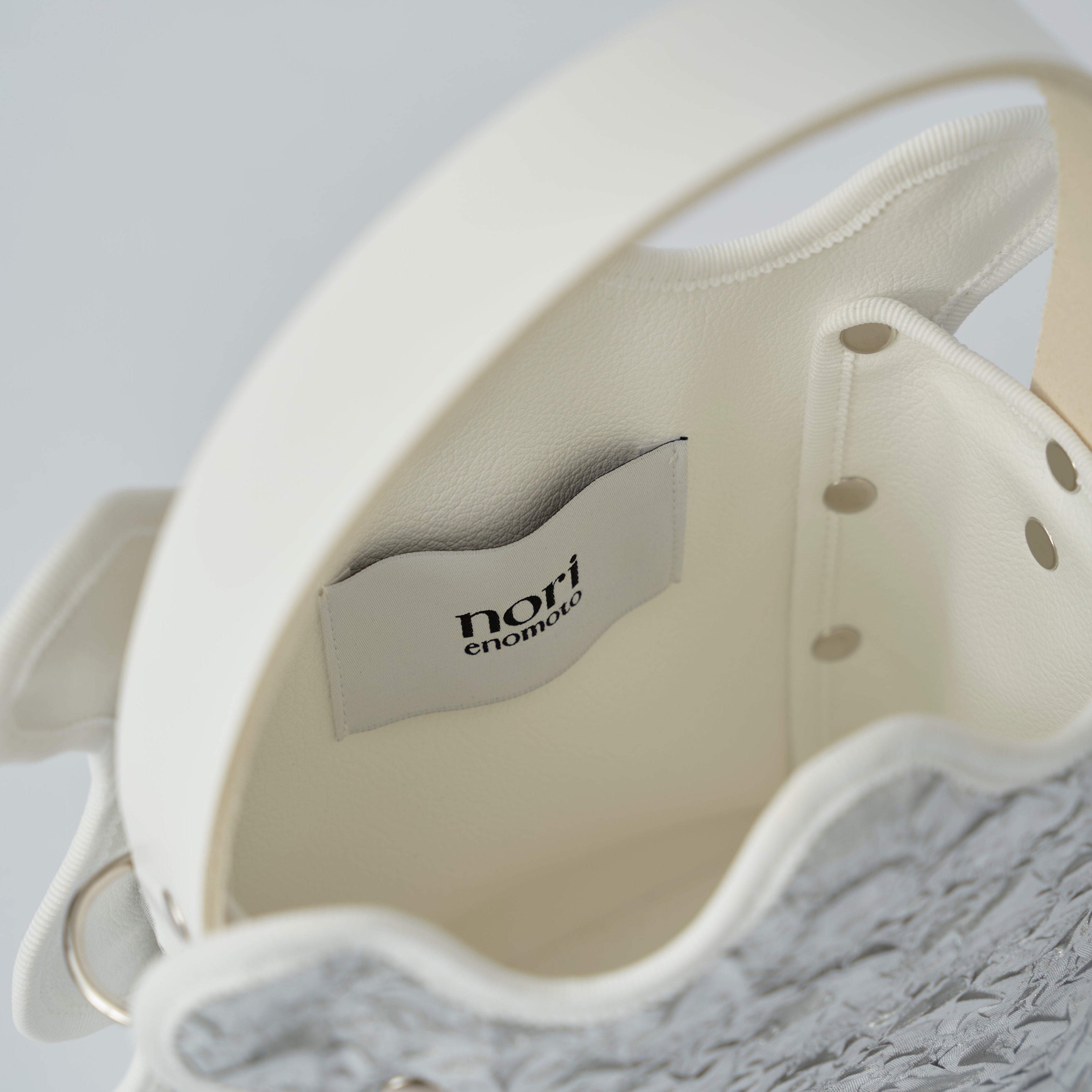 nori enomoto mardi matin チェーンストラップ付きのバケット型バッグ。350mlペットボトルが収まるマチあり。Dカン付きでチャームの取り付けも可能。和装や結婚式、フォーマルシーンにも対応。