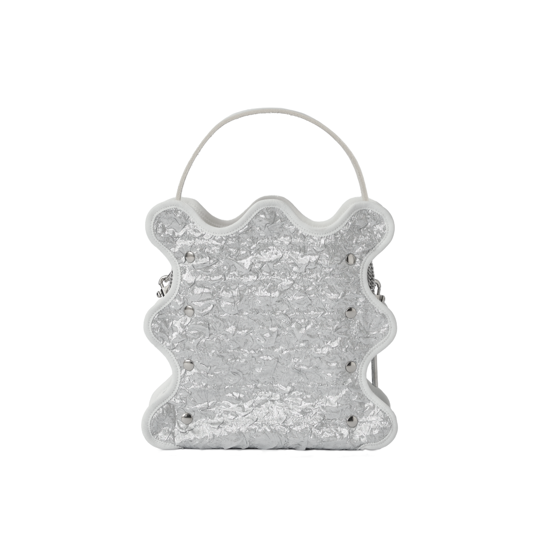 nori enomoto mardi matin チェーンストラップ付きのバケット型バッグ。350mlペットボトルが収まるマチあり。Dカン付きでチャームの取り付けも可能。和装や結婚式、フォーマルシーンにも対応。