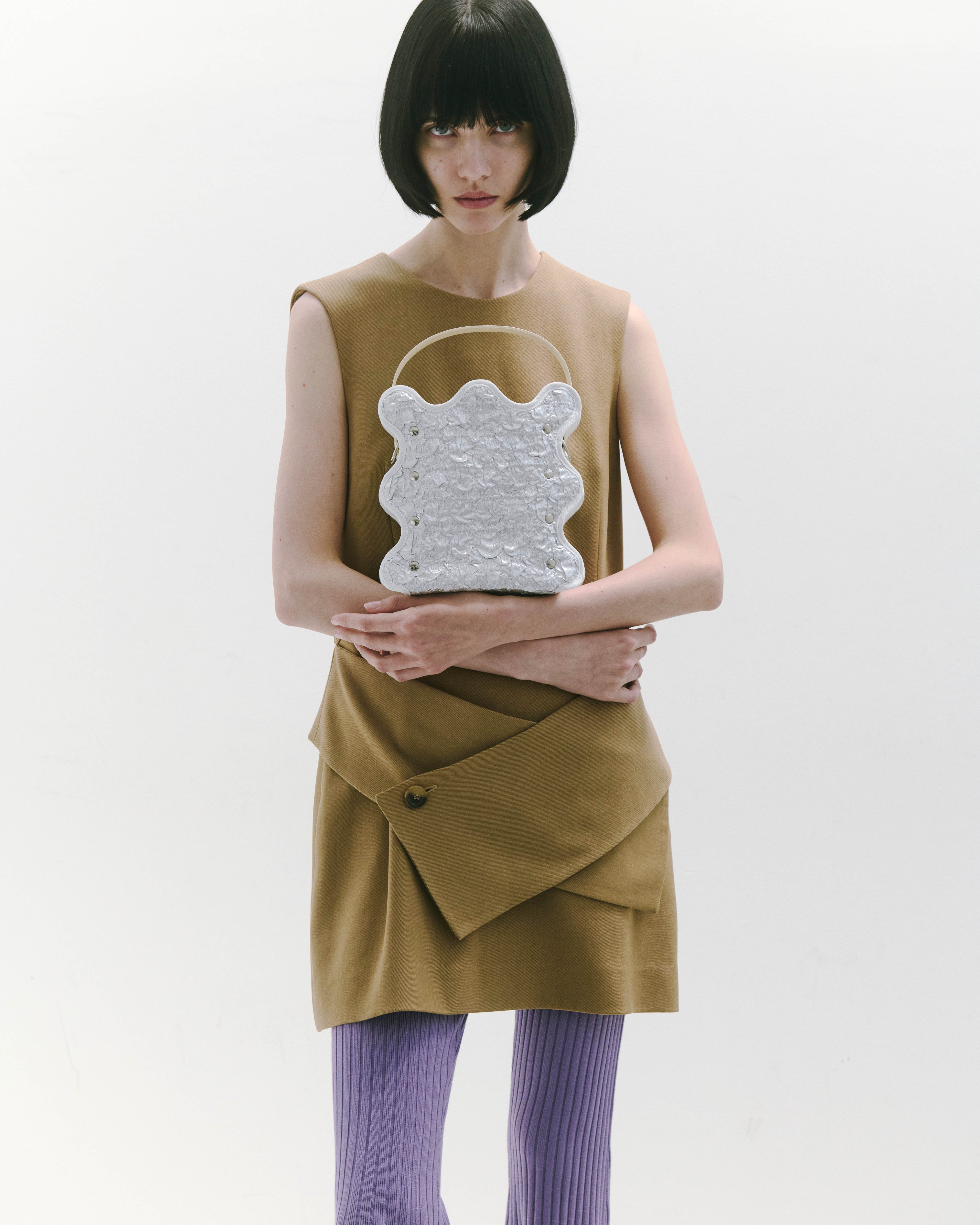 nori enomoto mardi matin チェーンストラップ付きのバケット型バッグ。350mlペットボトルが収まるマチあり。Dカン付きでチャームの取り付けも可能。和装や結婚式、フォーマルシーンにも対応。