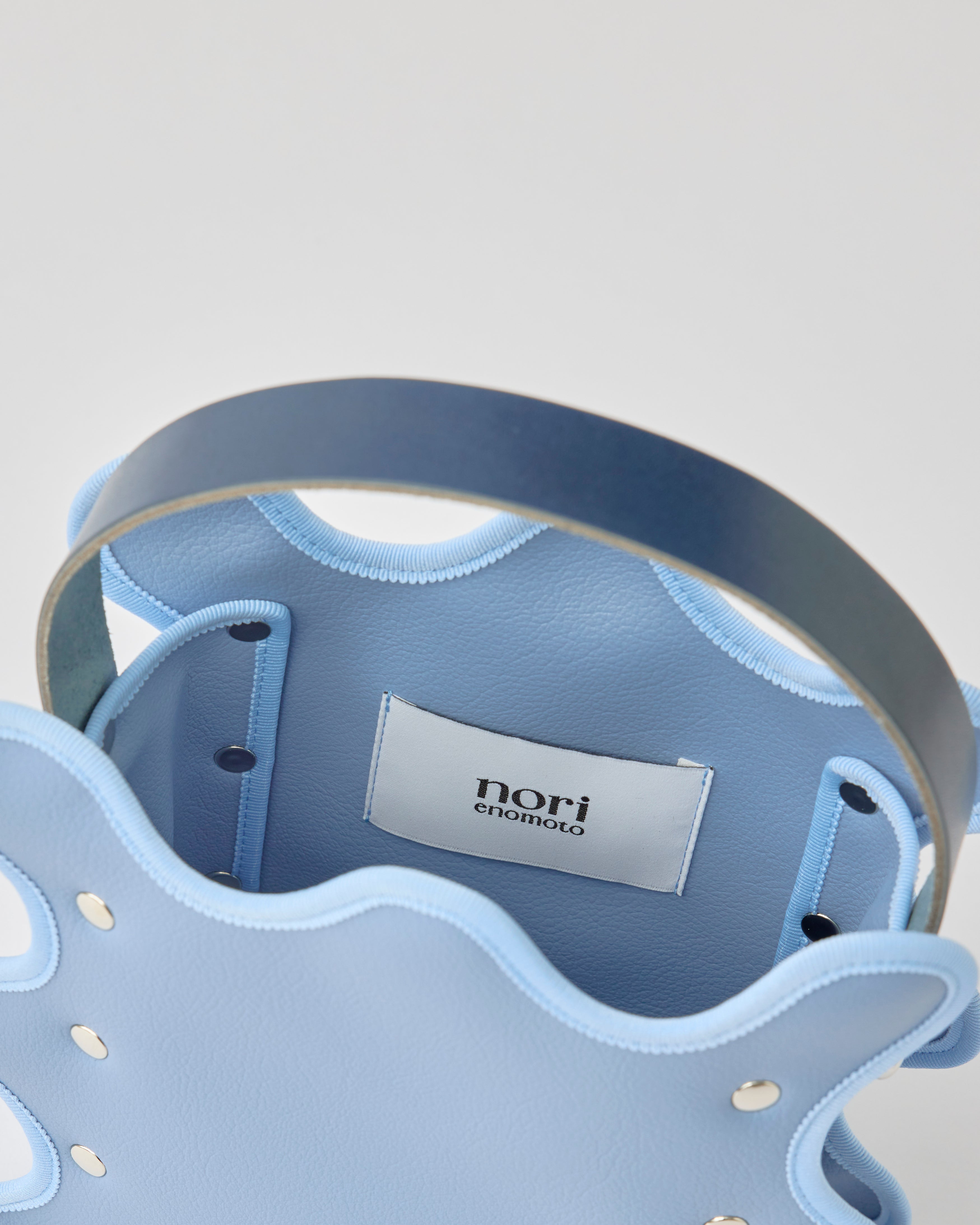 nori enomoto mardi matin チェーンストラップ付きのバケット型バッグ。350mlペットボトルが収まるマチあり。Dカン付きでチャームの取り付けも可能。和装や結婚式、フォーマルシーンにも対応。