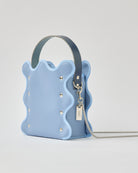 nori enomoto mardi matin チェーンストラップ付きのバケット型バッグ。350mlペットボトルが収まるマチあり。Dカン付きでチャームの取り付けも可能。和装や結婚式、フォーマルシーンにも対応。