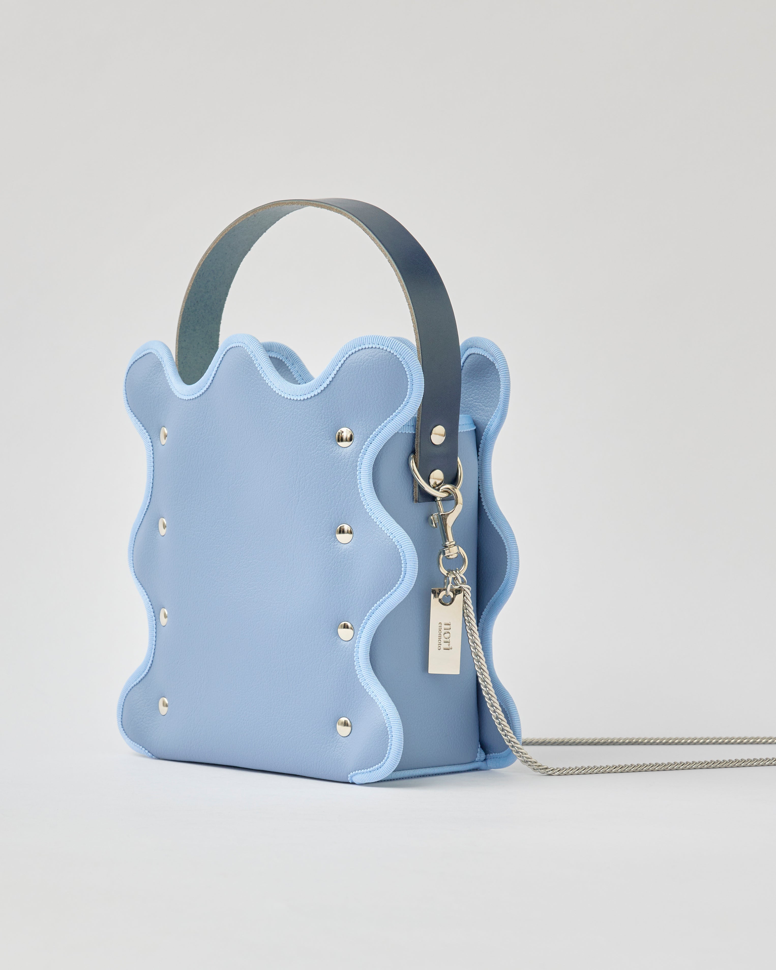 nori enomoto mardi matin チェーンストラップ付きのバケット型バッグ。350mlペットボトルが収まるマチあり。Dカン付きでチャームの取り付けも可能。和装や結婚式、フォーマルシーンにも対応。