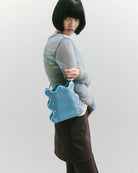 nori enomoto mardi matin チェーンストラップ付きのバケット型バッグ。350mlペットボトルが収まるマチあり。Dカン付きでチャームの取り付けも可能。和装や結婚式、フォーマルシーンにも対応。