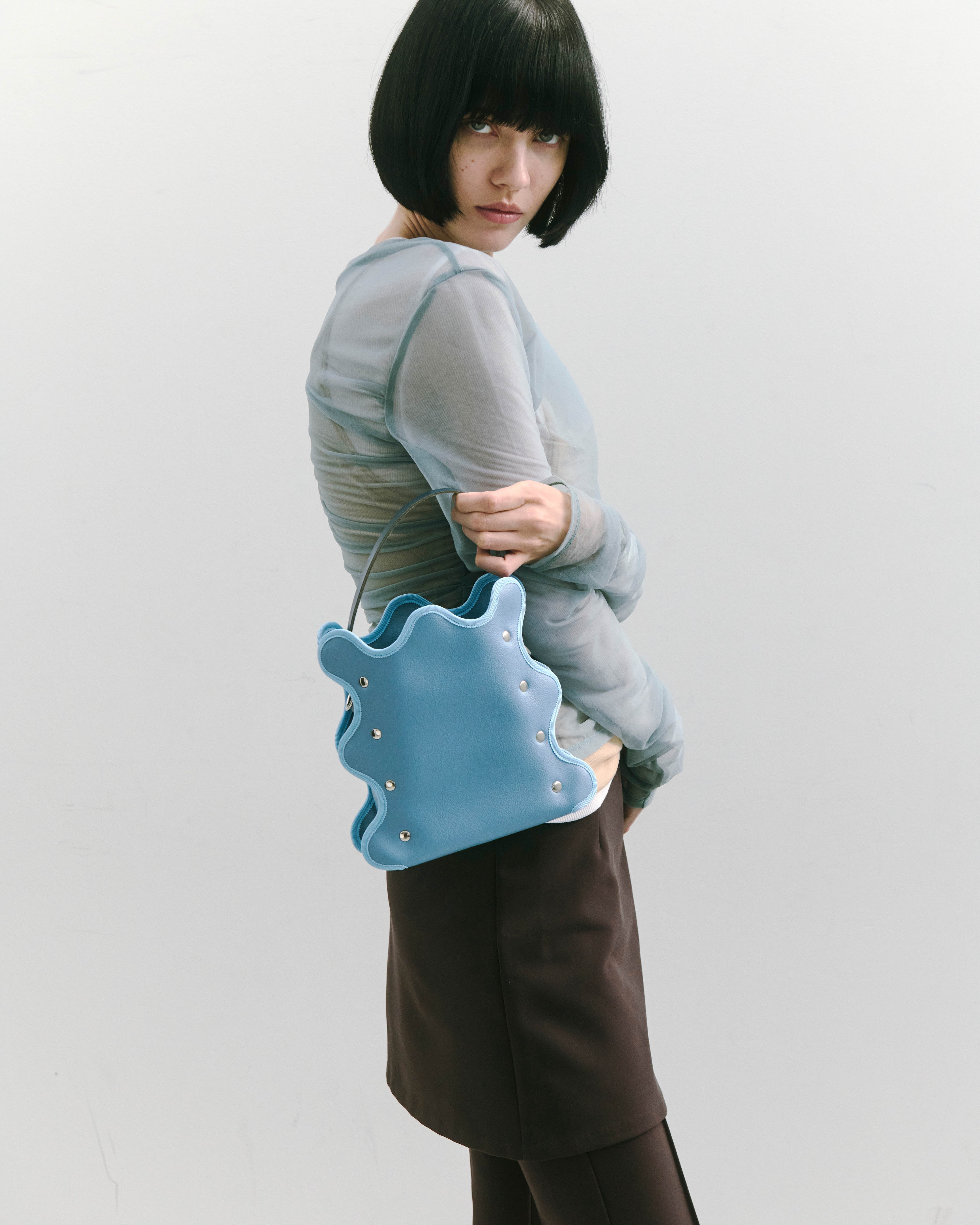 nori enomoto mardi matin チェーンストラップ付きのバケット型バッグ。350mlペットボトルが収まるマチあり。Dカン付きでチャームの取り付けも可能。和装や結婚式、フォーマルシーンにも対応。