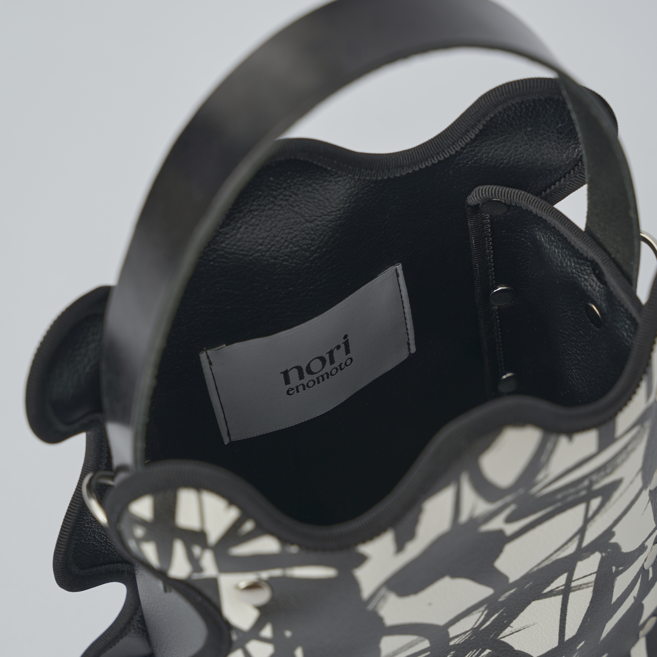 nori enomoto mardi matin チェーンストラップ付きのバケット型バッグ。350mlペットボトルが収まるマチあり。Dカン付きでチャームの取り付けも可能。和装や結婚式、フォーマルシーンにも対応。