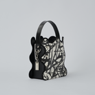 nori enomoto mardi matin チェーンストラップ付きのバケット型バッグ。350mlペットボトルが収まるマチあり。Dカン付きでチャームの取り付けも可能。和装や結婚式、フォーマルシーンにも対応。