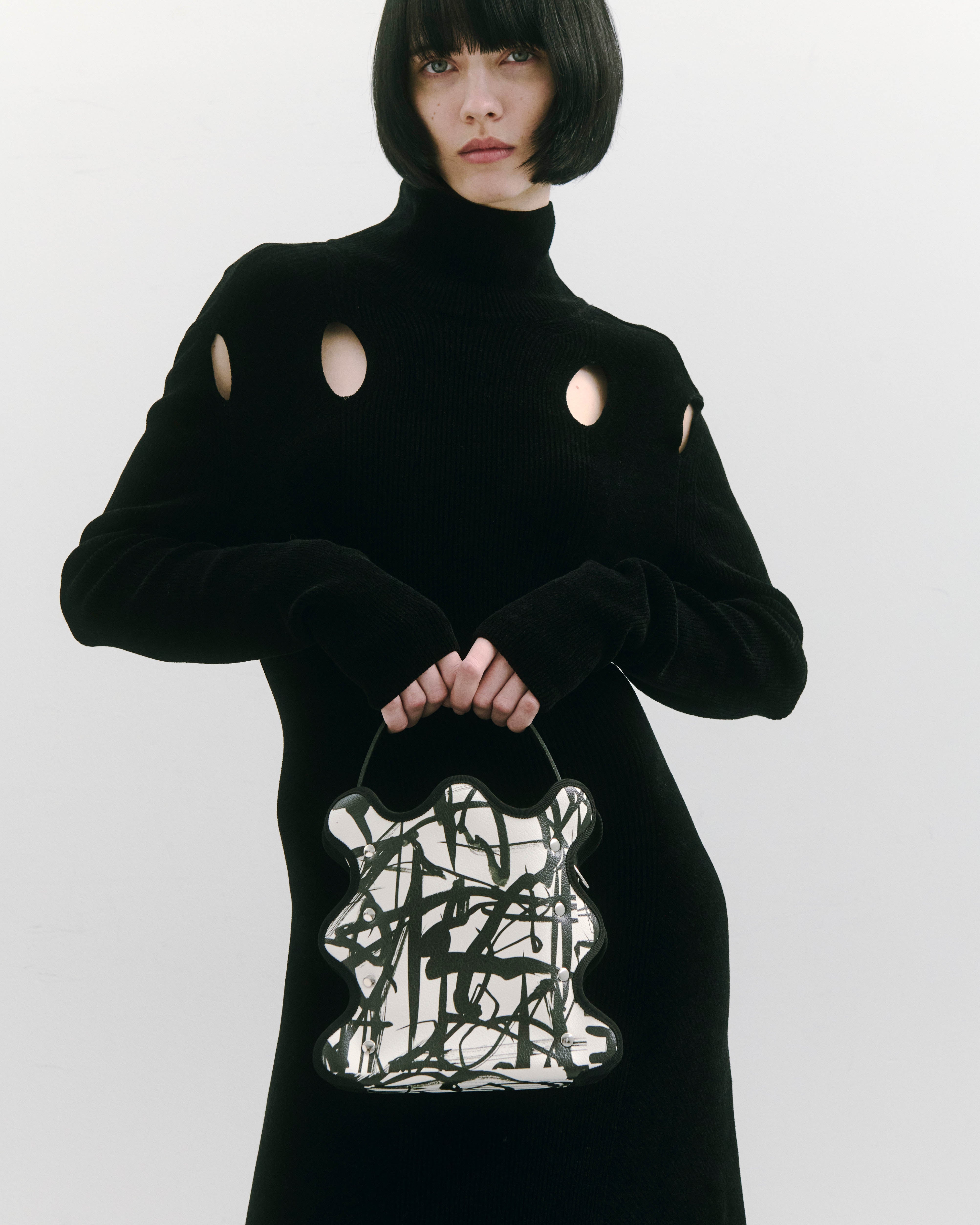 nori enomoto mardi matin チェーンストラップ付きのバケット型バッグ。350mlペットボトルが収まるマチあり。Dカン付きでチャームの取り付けも可能。和装や結婚式、フォーマルシーンにも対応。