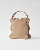 nori enomoto mardi matin チェーンストラップ付きのバケット型バッグ。350mlペットボトルが収まるマチあり。Dカン付きでチャームの取り付けも可能。和装や結婚式、フォーマルシーンにも対応。