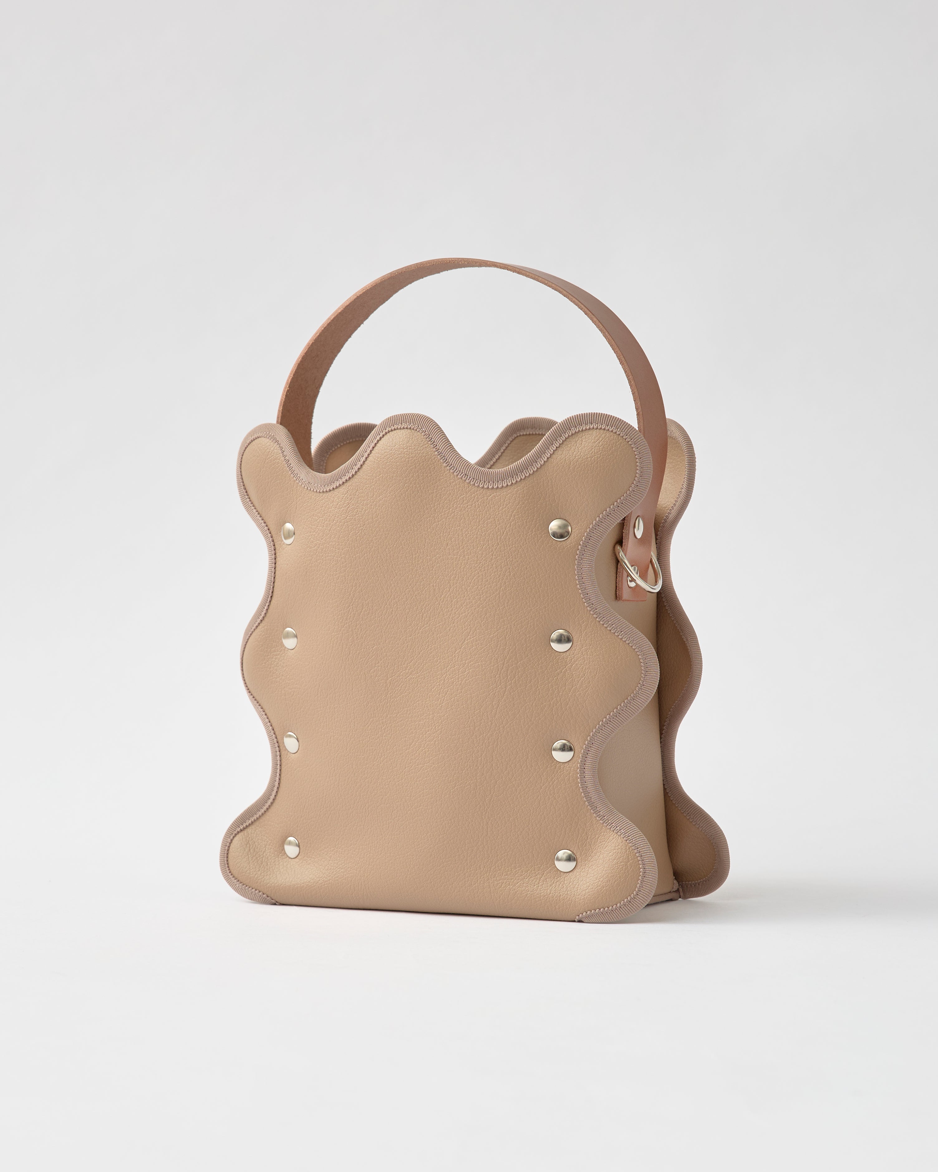 nori enomoto mardi matin チェーンストラップ付きのバケット型バッグ。350mlペットボトルが収まるマチあり。Dカン付きでチャームの取り付けも可能。和装や結婚式、フォーマルシーンにも対応。