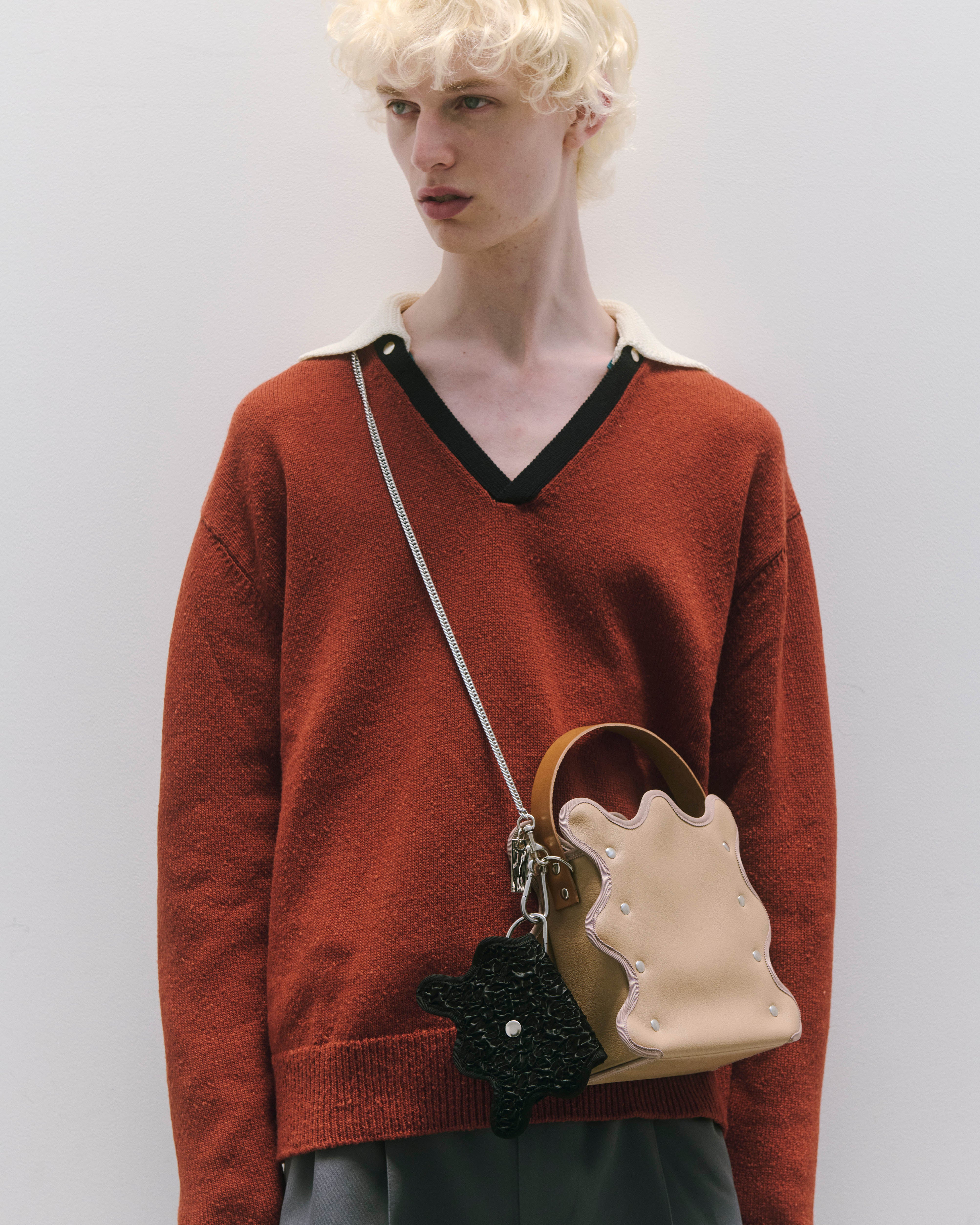 nori enomoto mardi matin チェーンストラップ付きのバケット型バッグ。350mlペットボトルが収まるマチあり。Dカン付きでチャームの取り付けも可能。和装や結婚式、フォーマルシーンにも対応。