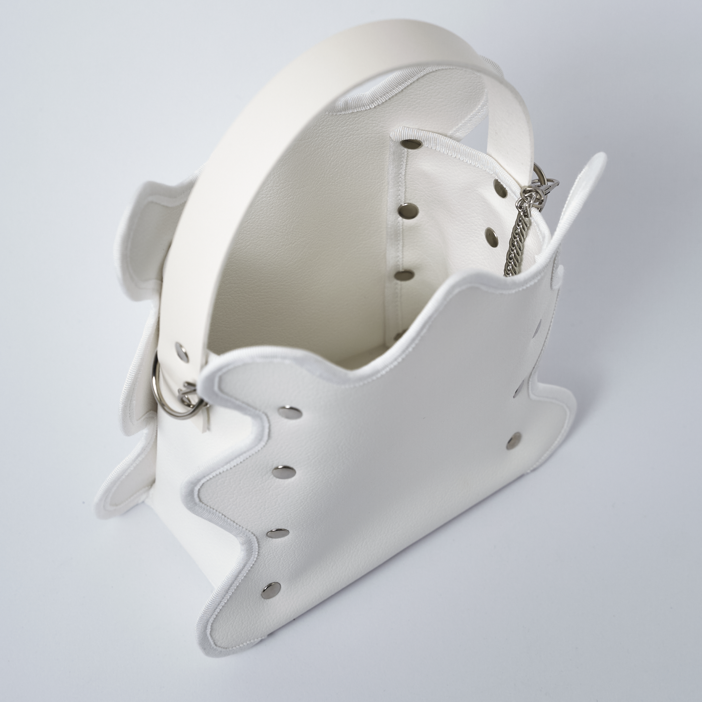 nori enomoto mardi matin チェーンストラップ付きのバケット型バッグ。350mlペットボトルが収まるマチあり。Dカン付きでチャームの取り付けも可能。和装や結婚式、フォーマルシーンにも対応。