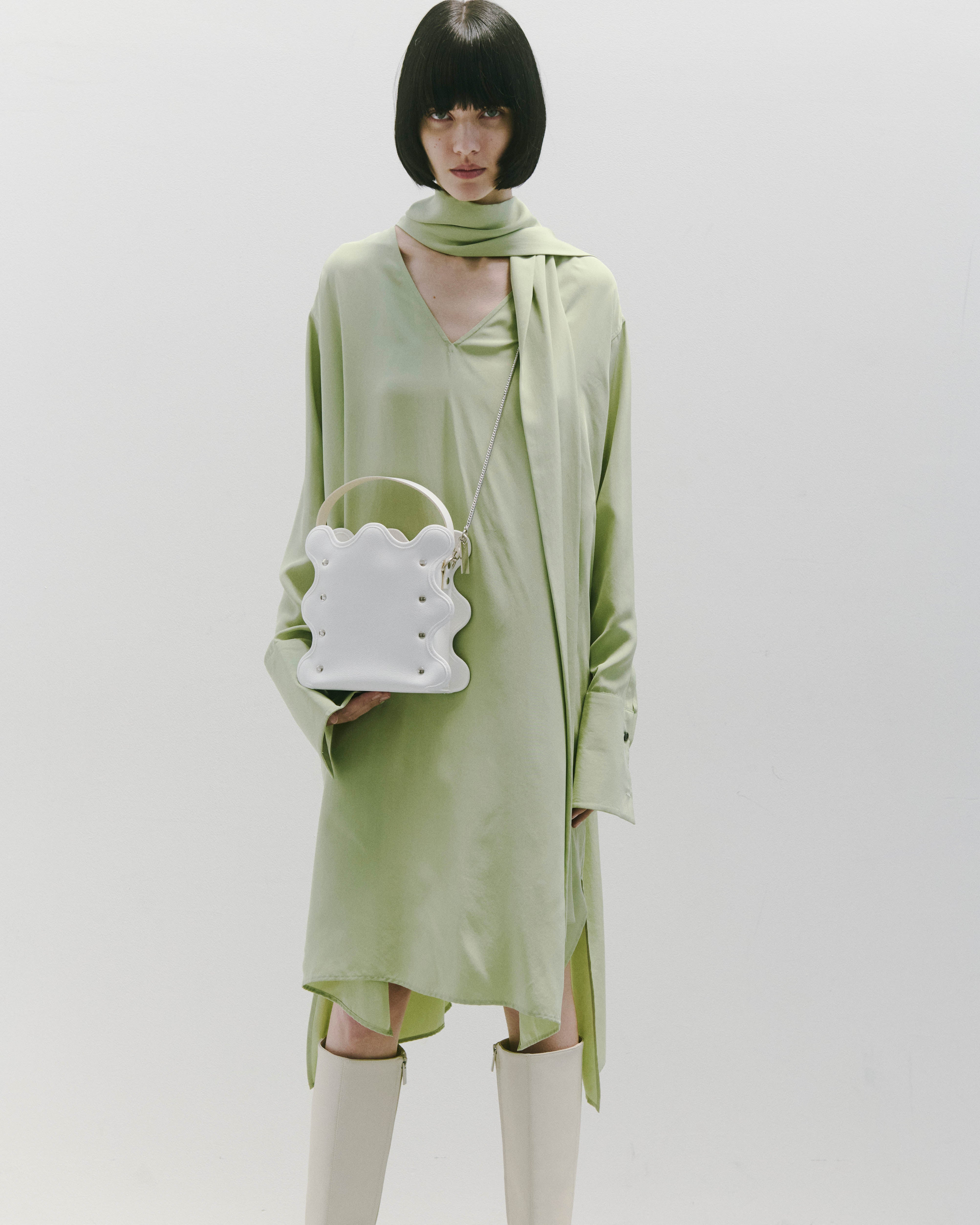 nori enomoto mardi matin チェーンストラップ付きのバケット型バッグ。350mlペットボトルが収まるマチあり。Dカン付きでチャームの取り付けも可能。和装や結婚式、フォーマルシーンにも対応。