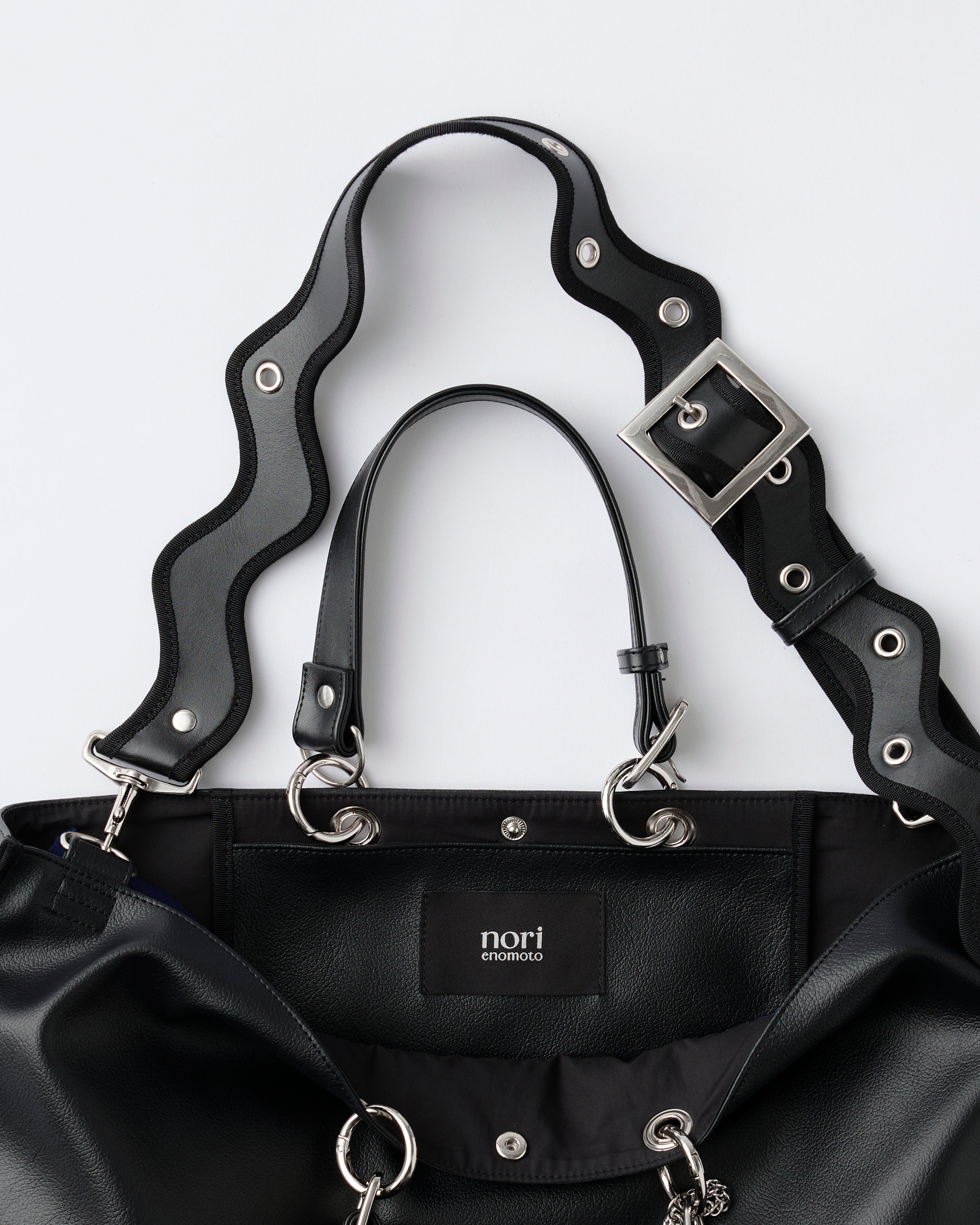 nori enomoto samedi soir 週軽量で大容量のビッグトートバッグ。本革ハンドルは取り外し可能で、荷物の多い週末のお出かけや旅行にぴったり。ユニセックスで使いやすい仕様。