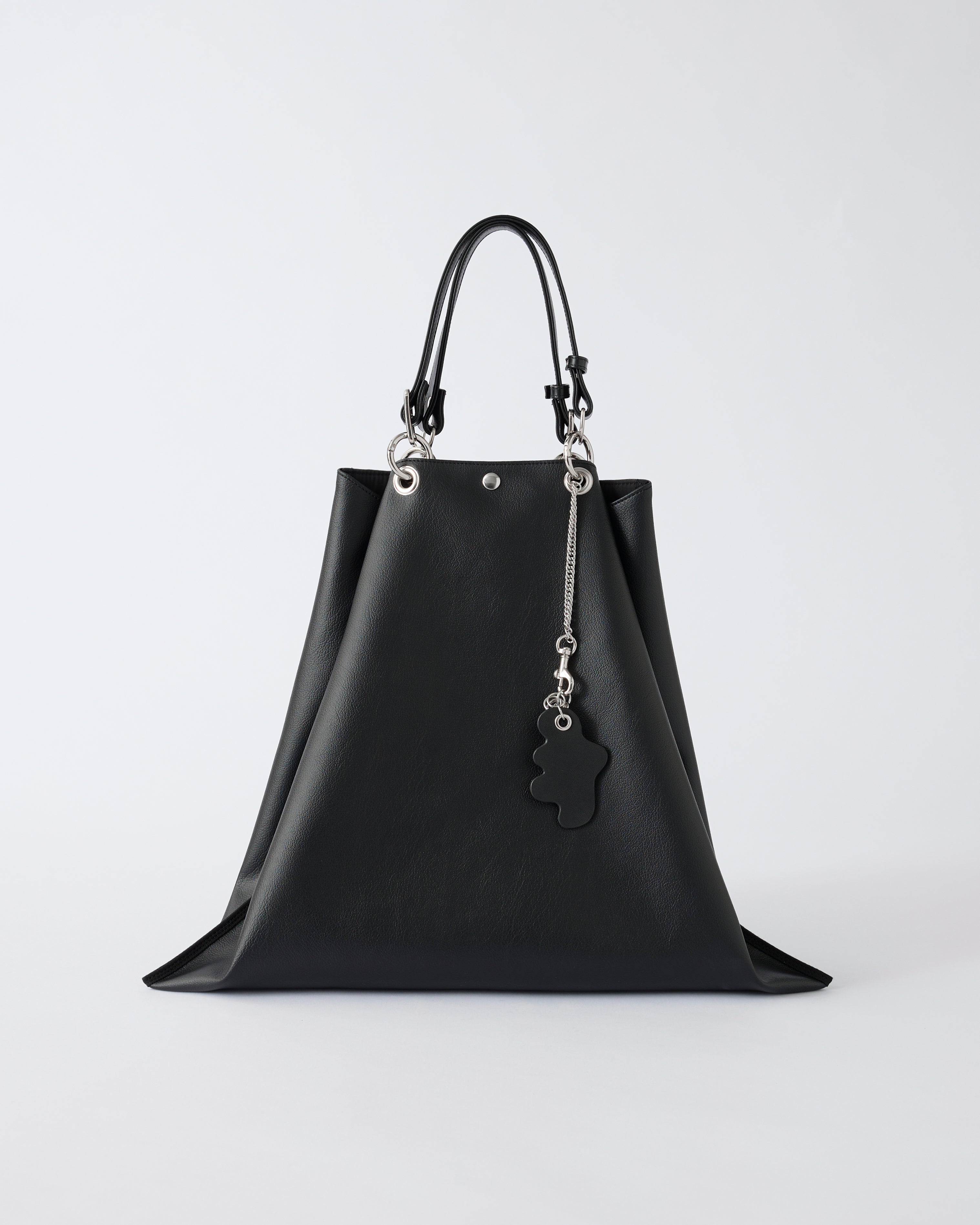 nori enomoto samedi soir 週軽量で大容量のビッグトートバッグ。本革ハンドルは取り外し可能で、荷物の多い週末のお出かけや旅行にぴったり。ユニセックスで使いやすい仕様。