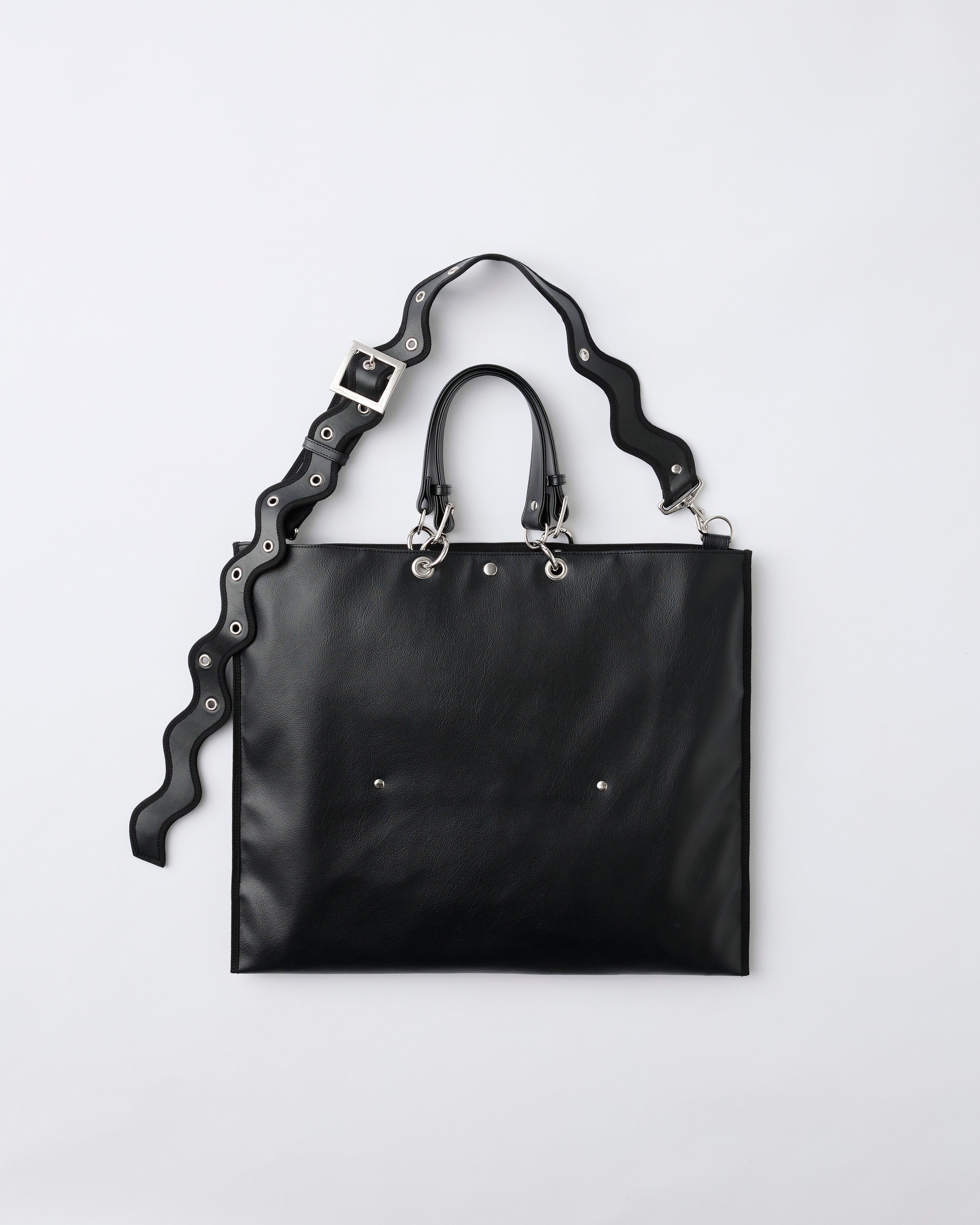 nori enomoto samedi soir 週軽量で大容量のビッグトートバッグ。本革ハンドルは取り外し可能で、荷物の多い週末のお出かけや旅行にぴったり。ユニセックスで使いやすい仕様。