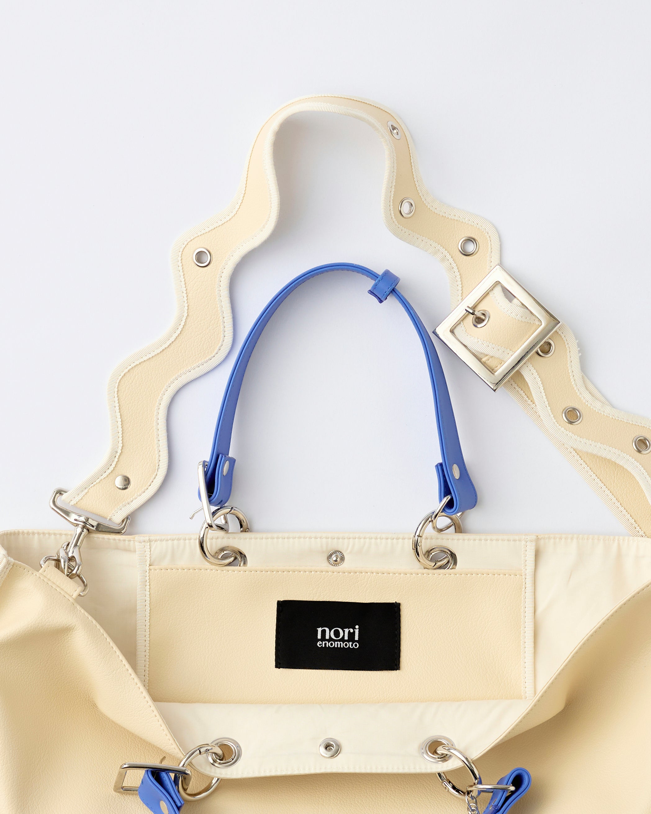 nori enomoto samedi soir 週軽量で大容量のビッグトートバッグ。本革ハンドルは取り外し可能で、荷物の多い週末のお出かけや旅行にぴったり。ユニセックスで使いやすい仕様。