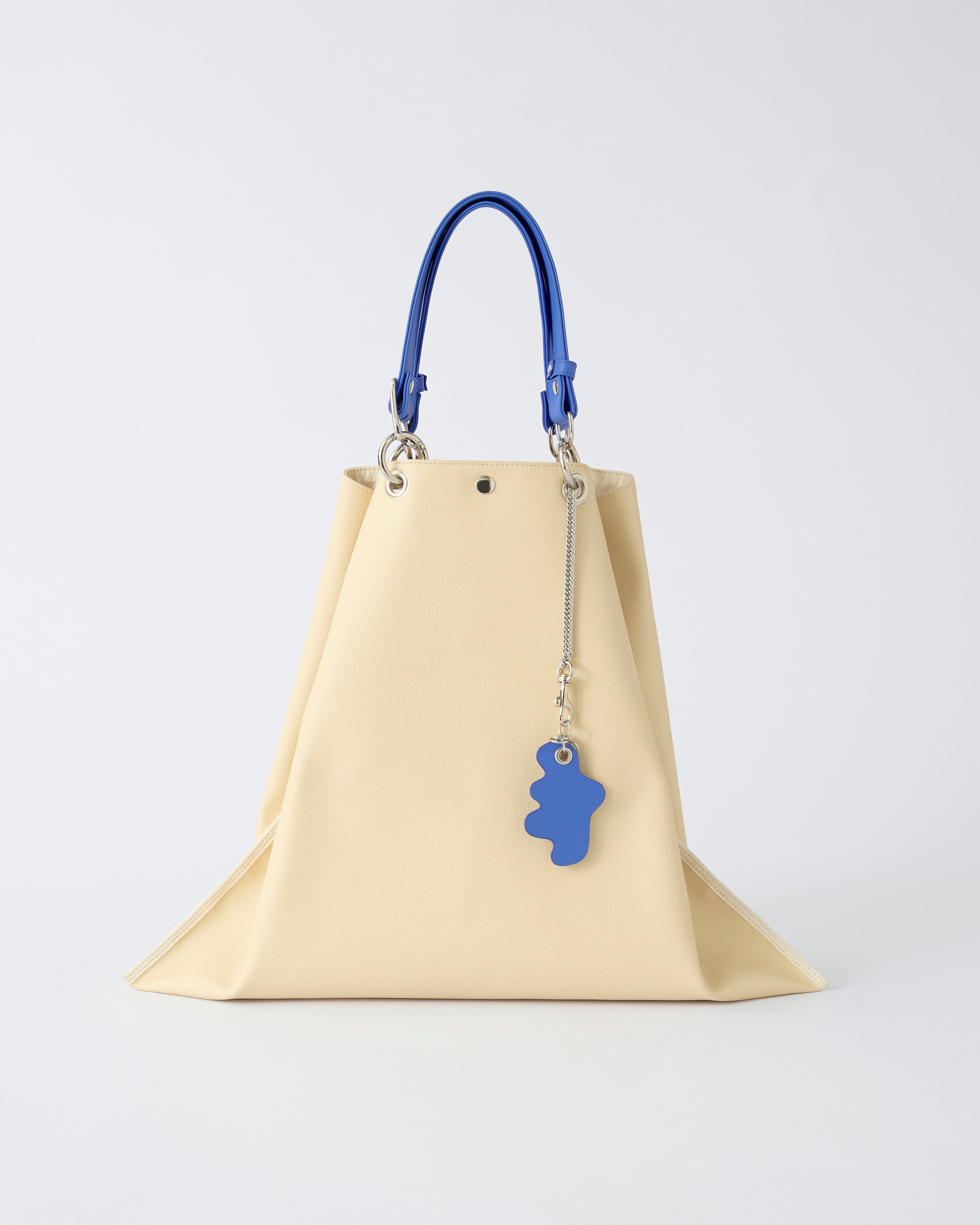 nori enomoto samedi soir 週軽量で大容量のビッグトートバッグ。本革ハンドルは取り外し可能で、荷物の多い週末のお出かけや旅行にぴったり。ユニセックスで使いやすい仕様。