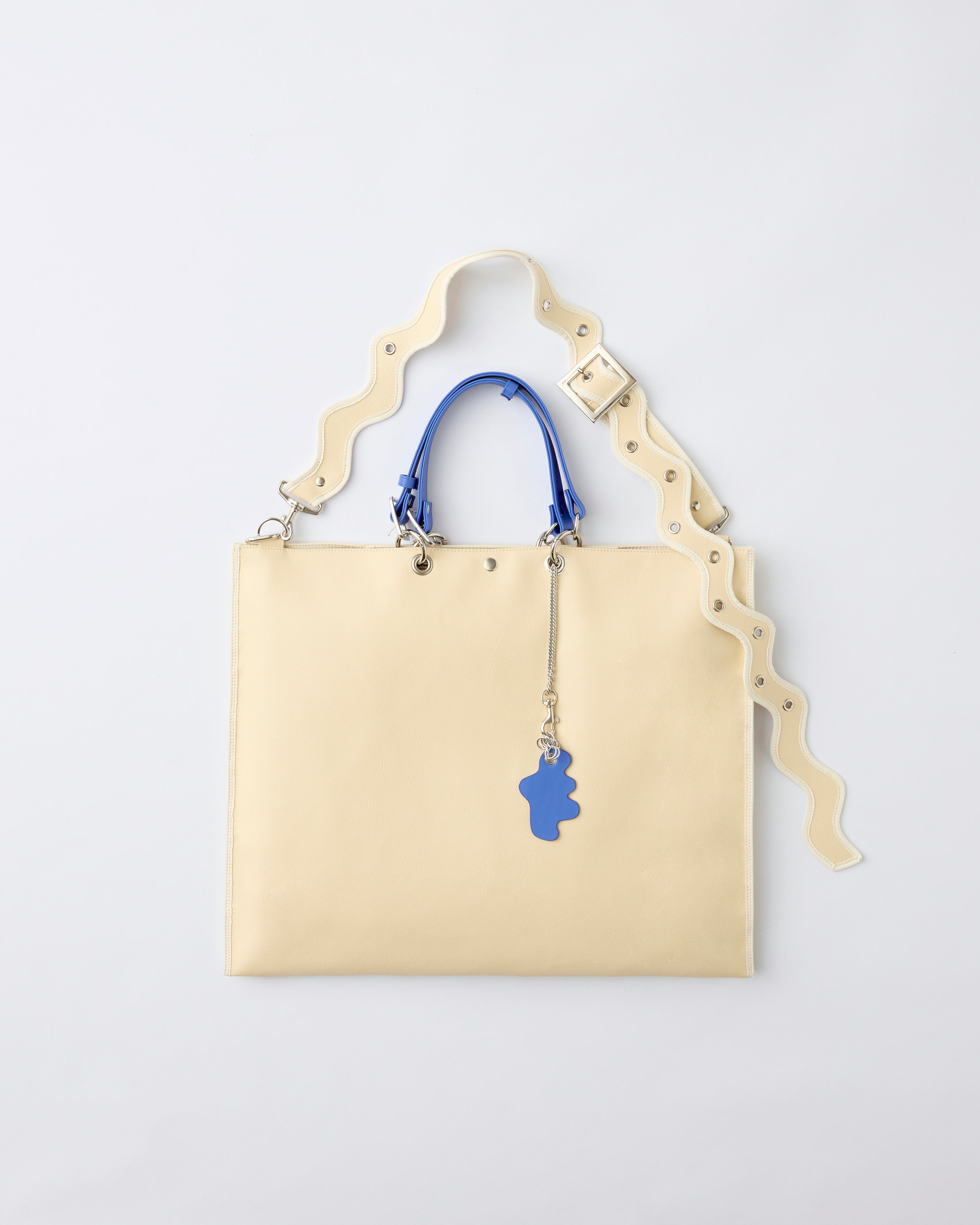 nori enomoto samedi soir 週軽量で大容量のビッグトートバッグ。本革ハンドルは取り外し可能で、荷物の多い週末のお出かけや旅行にぴったり。ユニセックスで使いやすい仕様。