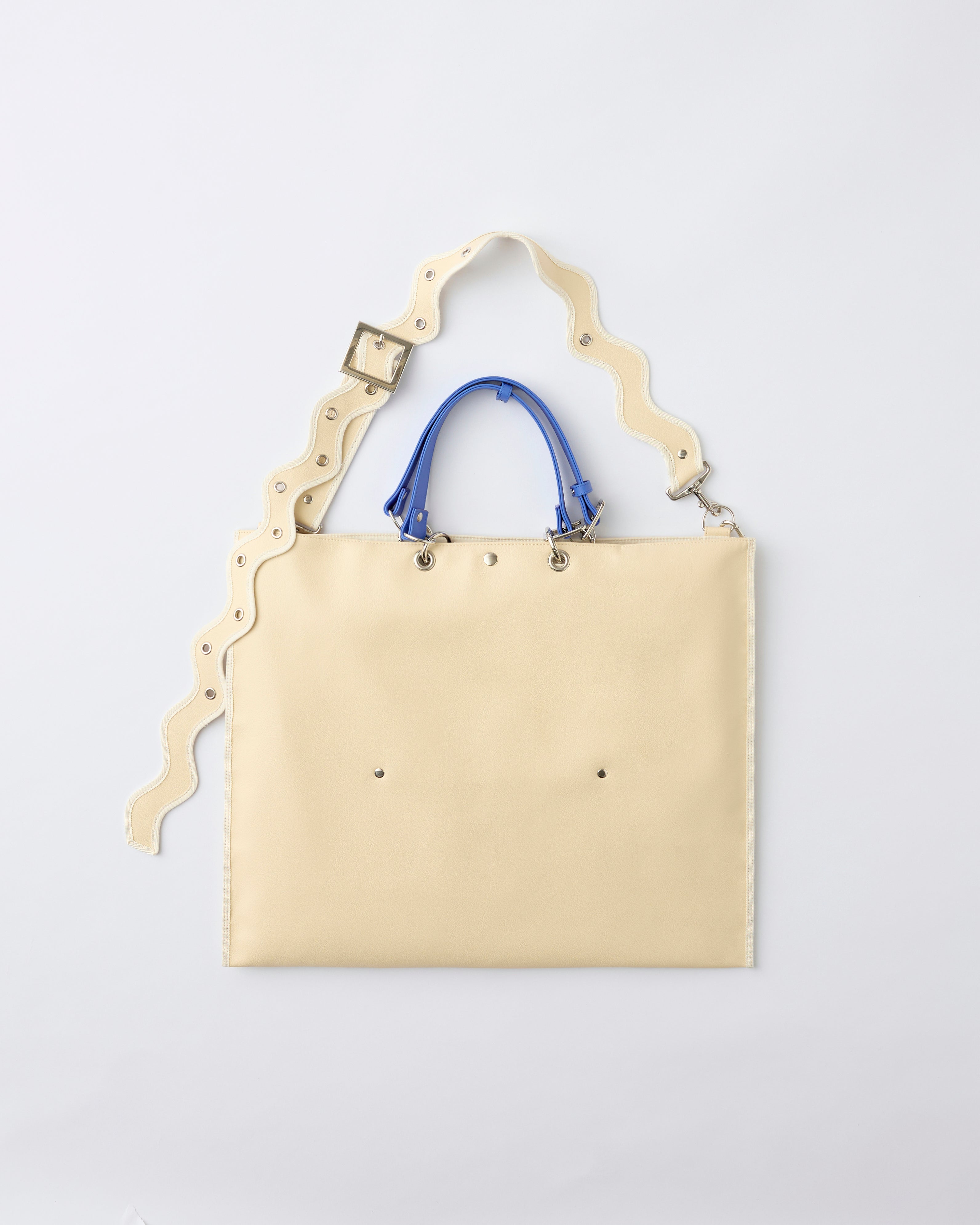 nori enomoto samedi soir 週軽量で大容量のビッグトートバッグ。本革ハンドルは取り外し可能で、荷物の多い週末のお出かけや旅行にぴったり。ユニセックスで使いやすい仕様。