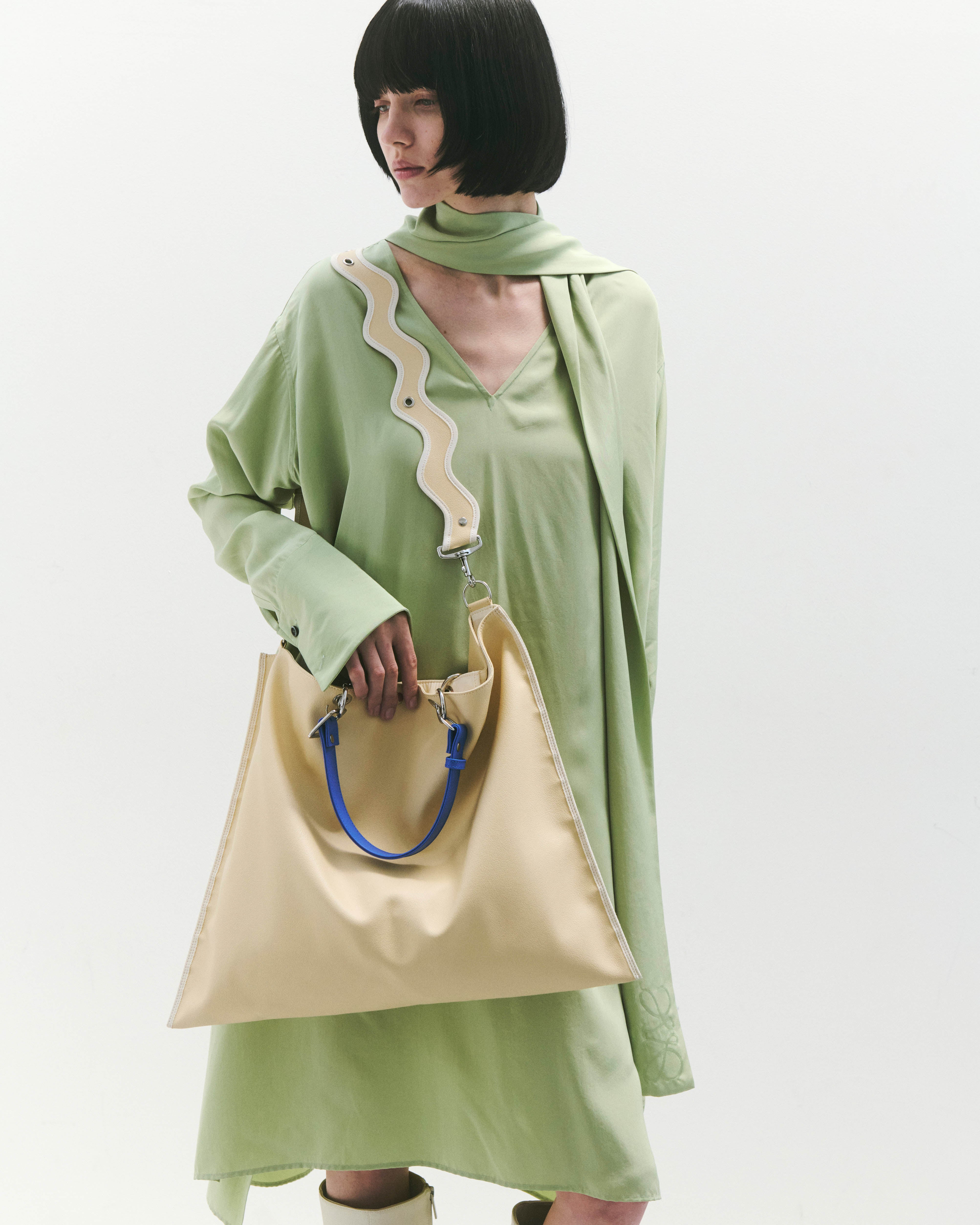 nori enomoto samedi soir 週軽量で大容量のビッグトートバッグ。本革ハンドルは取り外し可能で、荷物の多い週末のお出かけや旅行にぴったり。ユニセックスで使いやすい仕様。