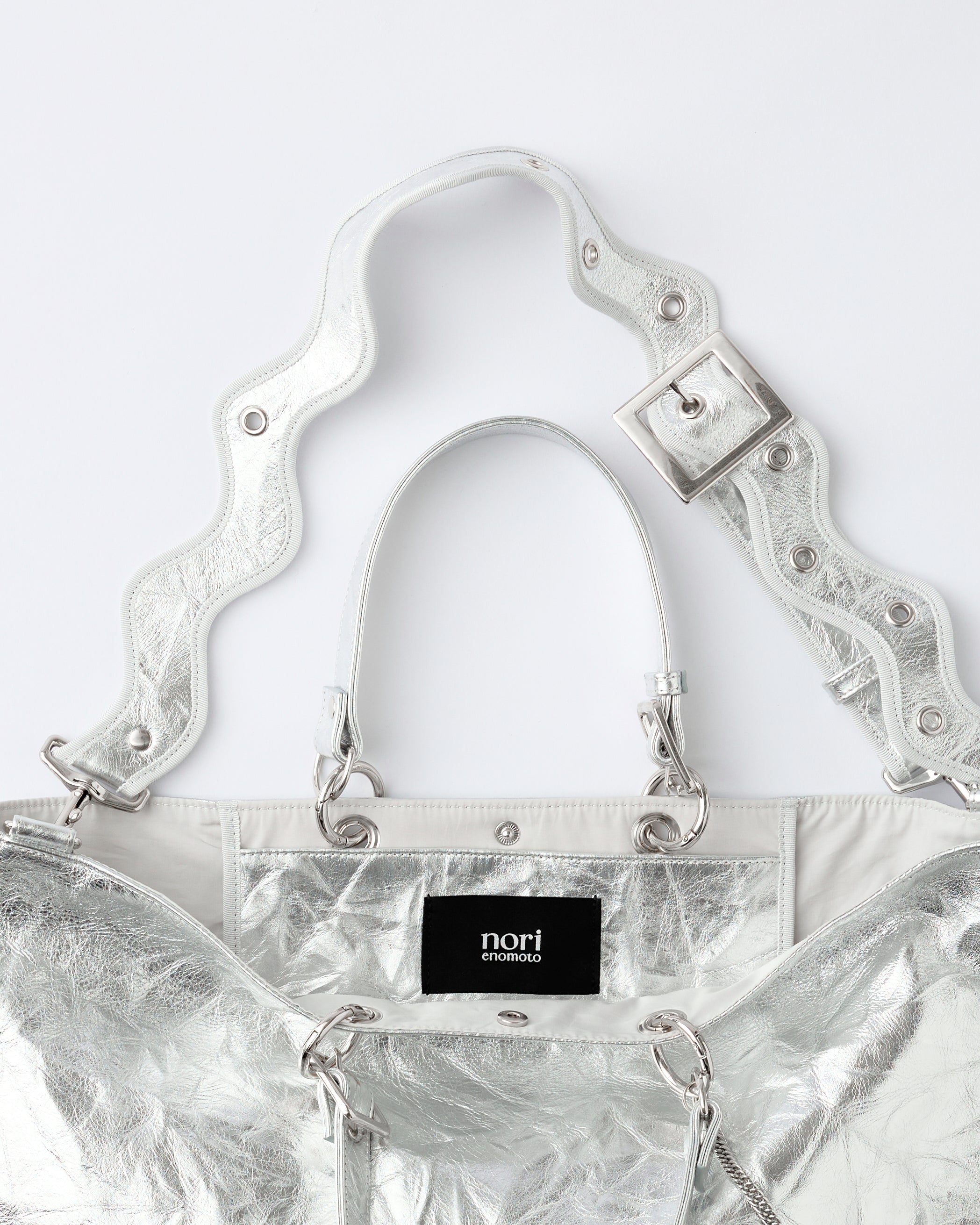 nori enomoto samedi soir 週軽量で大容量のビッグトートバッグ。本革ハンドルは取り外し可能で、荷物の多い週末のお出かけや旅行にぴったり。ユニセックスで使いやすい仕様。