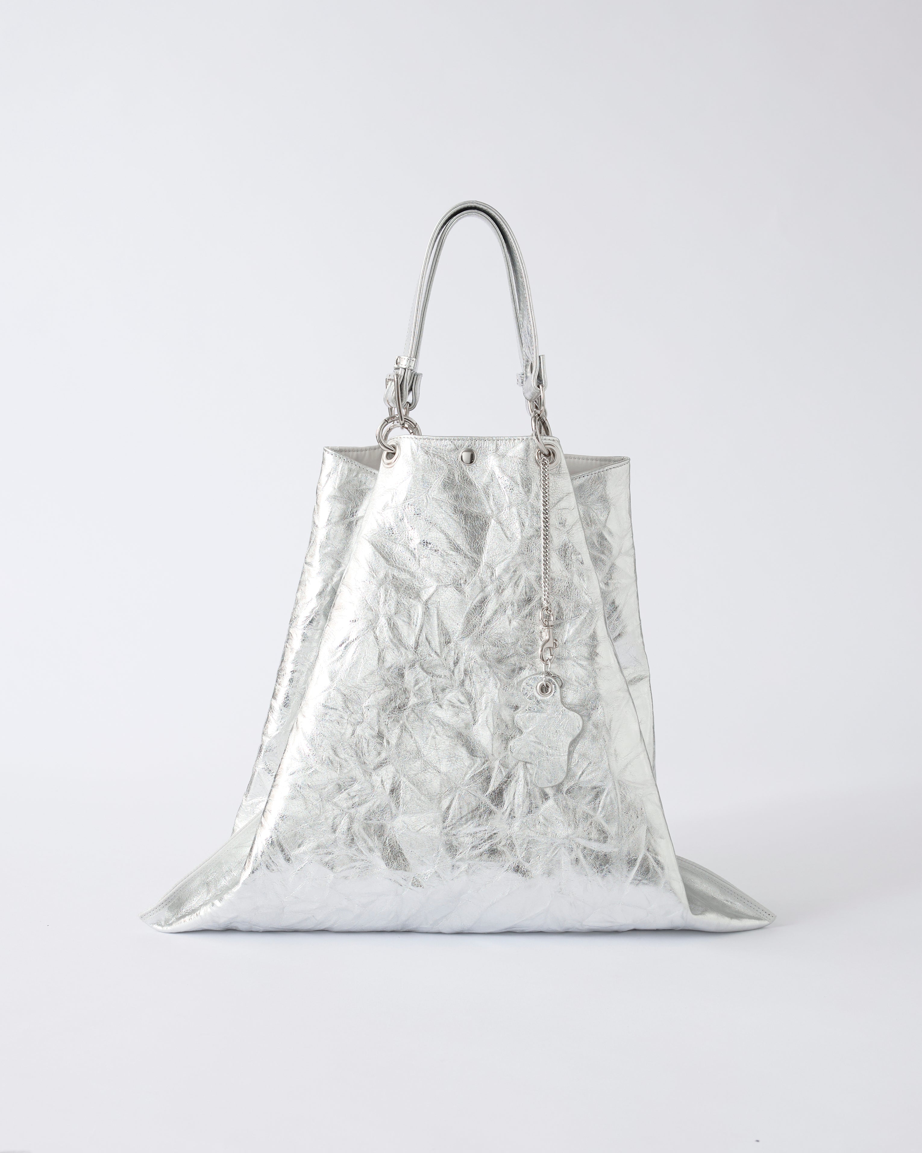 nori enomoto samedi soir 週軽量で大容量のビッグトートバッグ。本革ハンドルは取り外し可能で、荷物の多い週末のお出かけや旅行にぴったり。ユニセックスで使いやすい仕様。