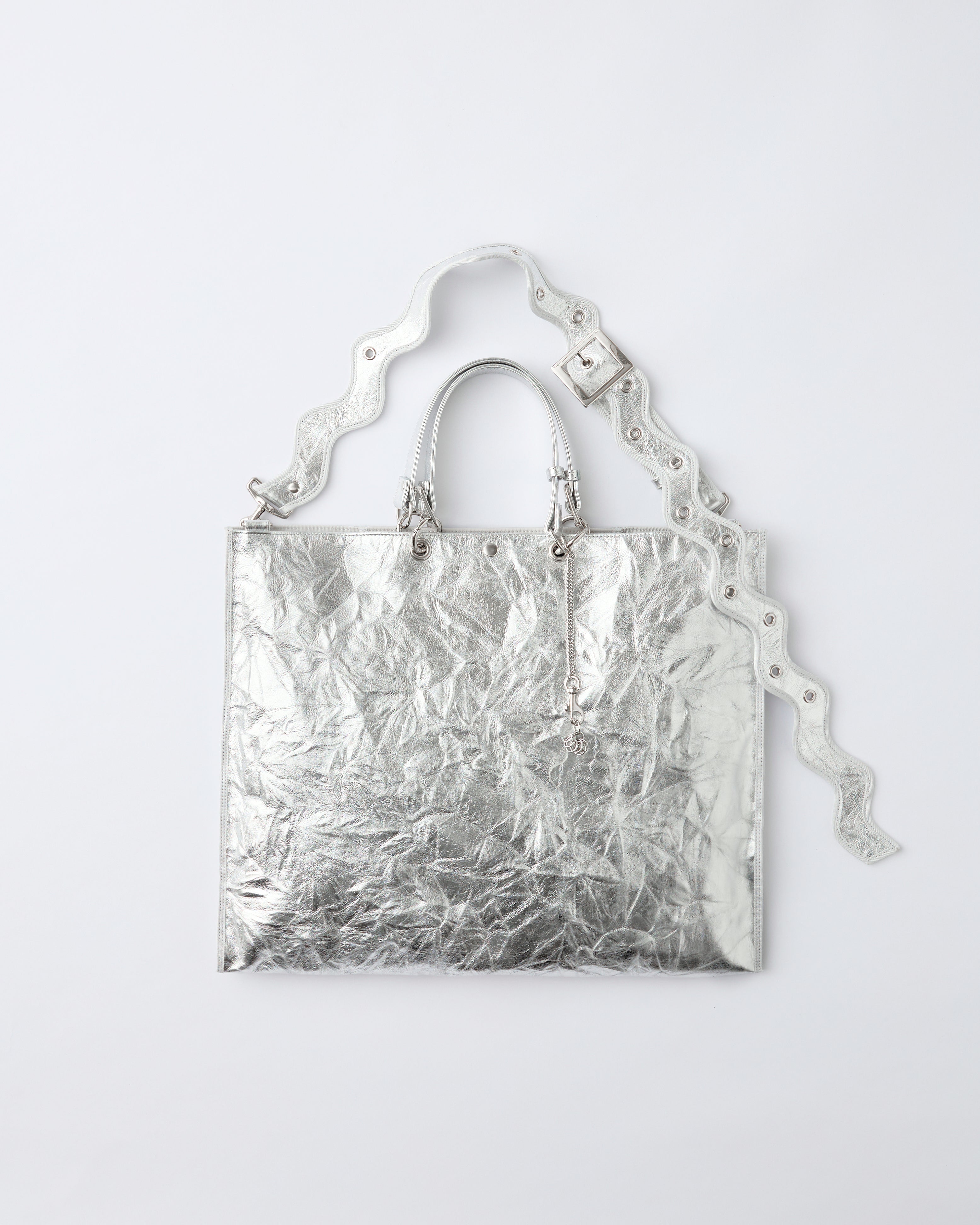 nori enomoto samedi soir 週軽量で大容量のビッグトートバッグ。本革ハンドルは取り外し可能で、荷物の多い週末のお出かけや旅行にぴったり。ユニセックスで使いやすい仕様。