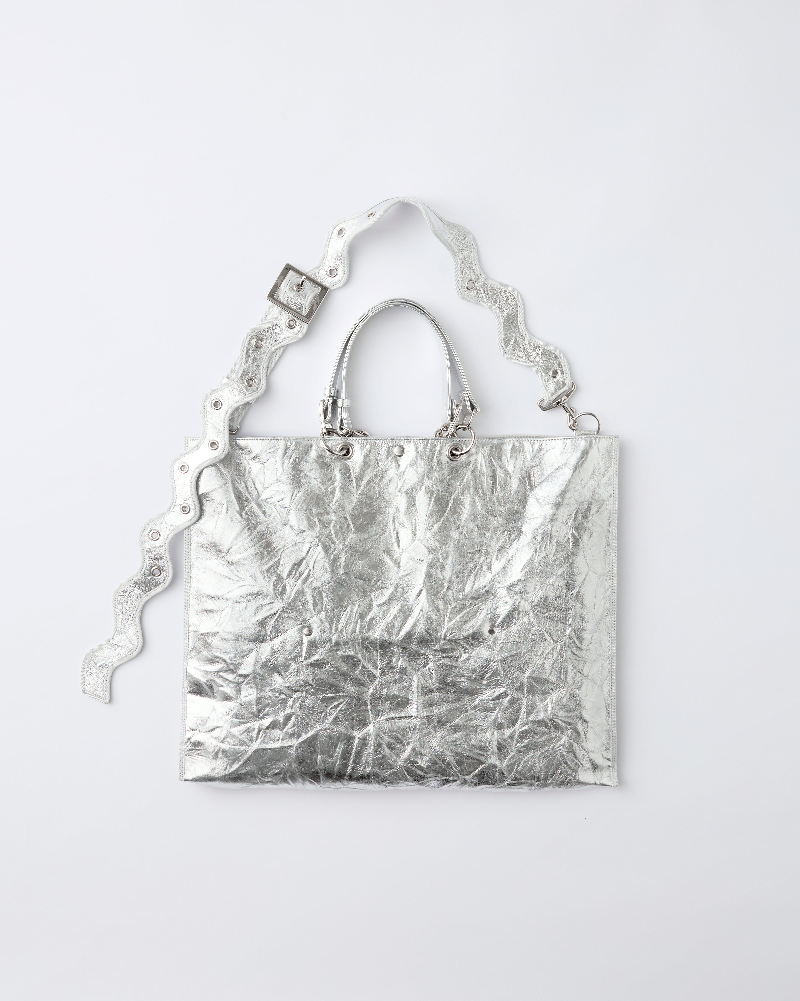 nori enomoto samedi soir 週軽量で大容量のビッグトートバッグ。本革ハンドルは取り外し可能で、荷物の多い週末のお出かけや旅行にぴったり。ユニセックスで使いやすい仕様。