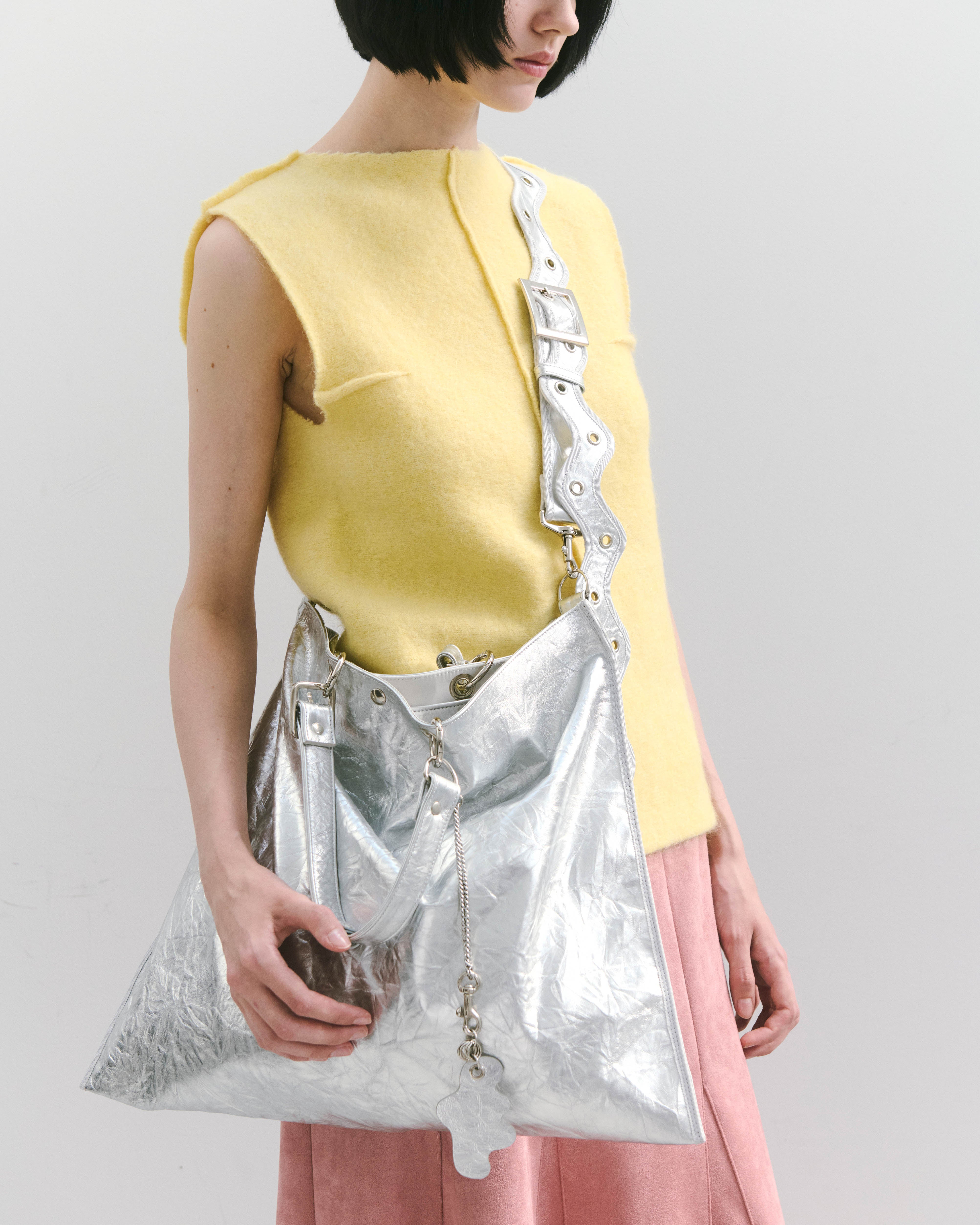 nori enomoto samedi soir 週軽量で大容量のビッグトートバッグ。本革ハンドルは取り外し可能で、荷物の多い週末のお出かけや旅行にぴったり。ユニセックスで使いやすい仕様。