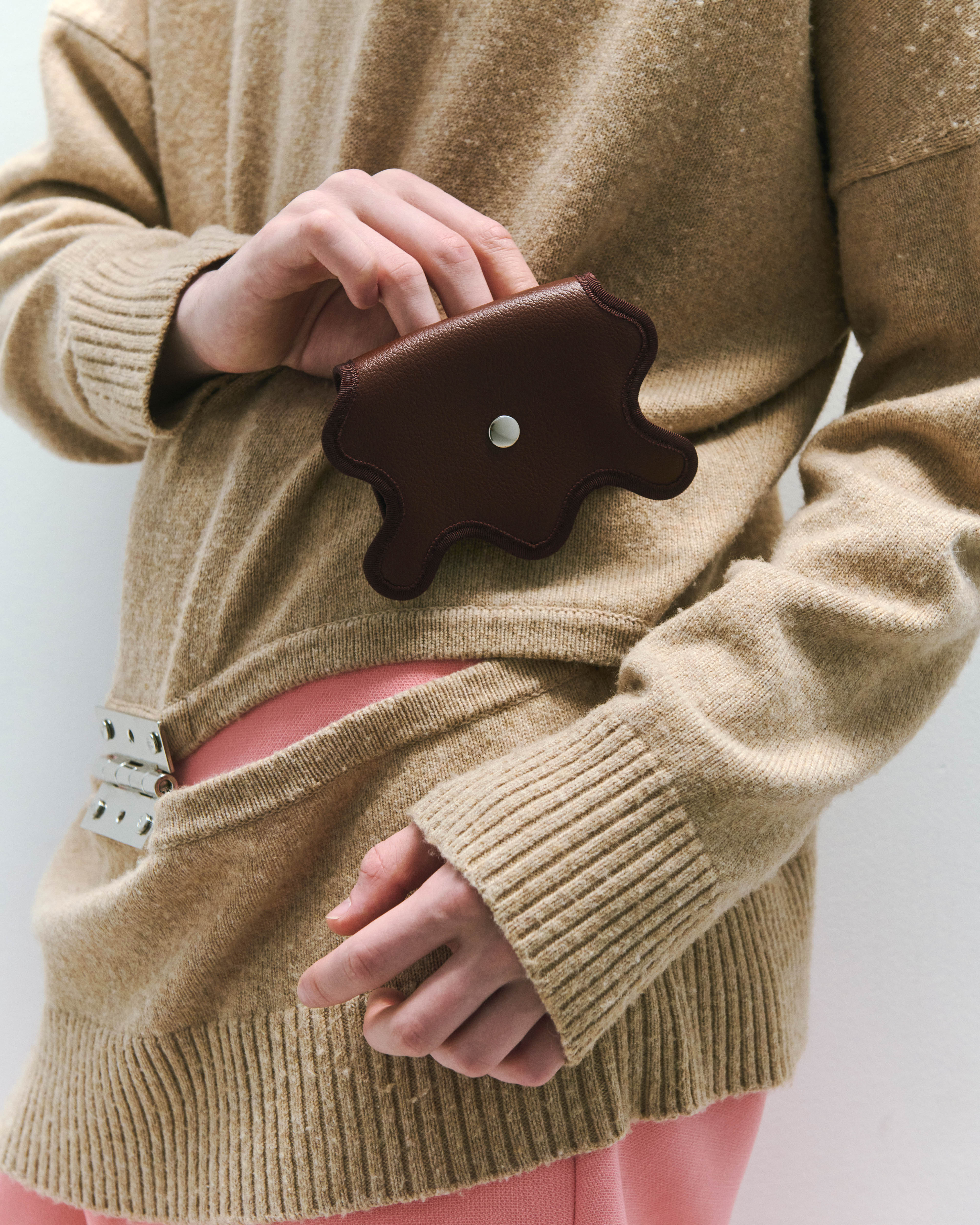 nori enomoto wave mini 定期や名刺、コインなどをすっきり収納できる多機能パスケース。日常使いに活躍し、ギフトにも最適なユニセックスデザイン。