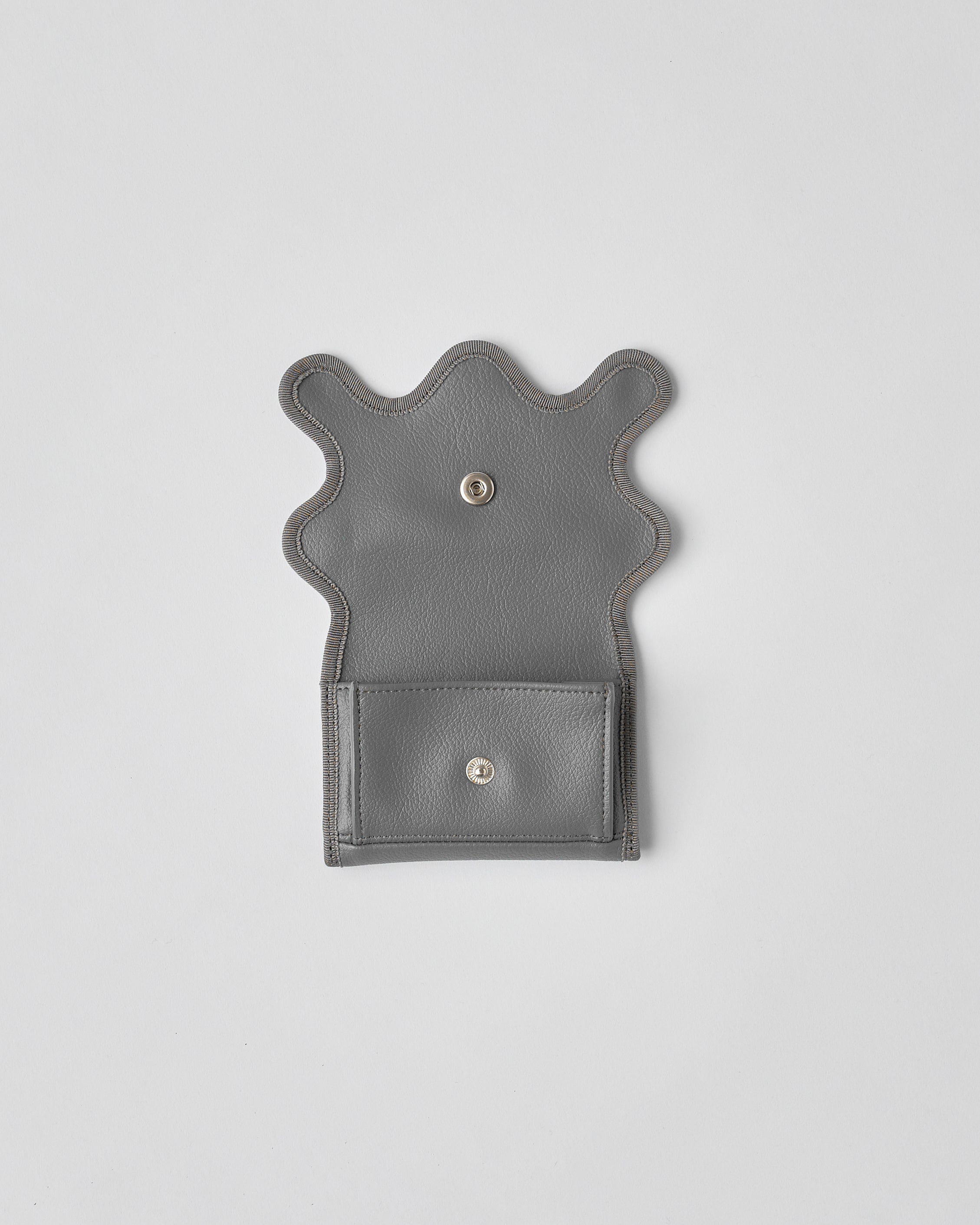 nori enomoto wave mini 定期や名刺、コインなどをすっきり収納できる多機能パスケース。日常使いに活躍し、ギフトにも最適なユニセックスデザイン。