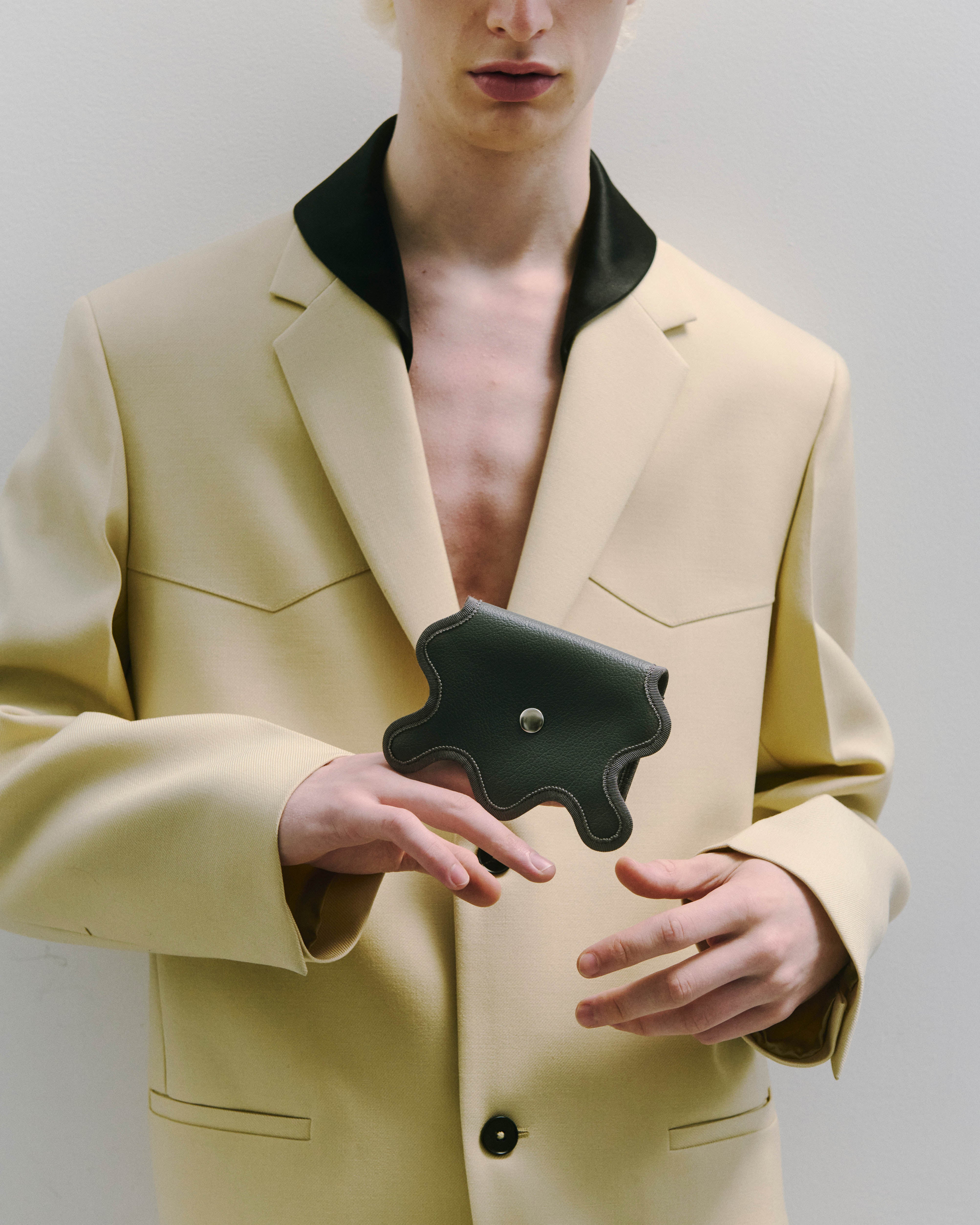 nori enomoto wave mini 定期や名刺、コインなどをすっきり収納できる多機能パスケース。日常使いに活躍し、ギフトにも最適なユニセックスデザイン。