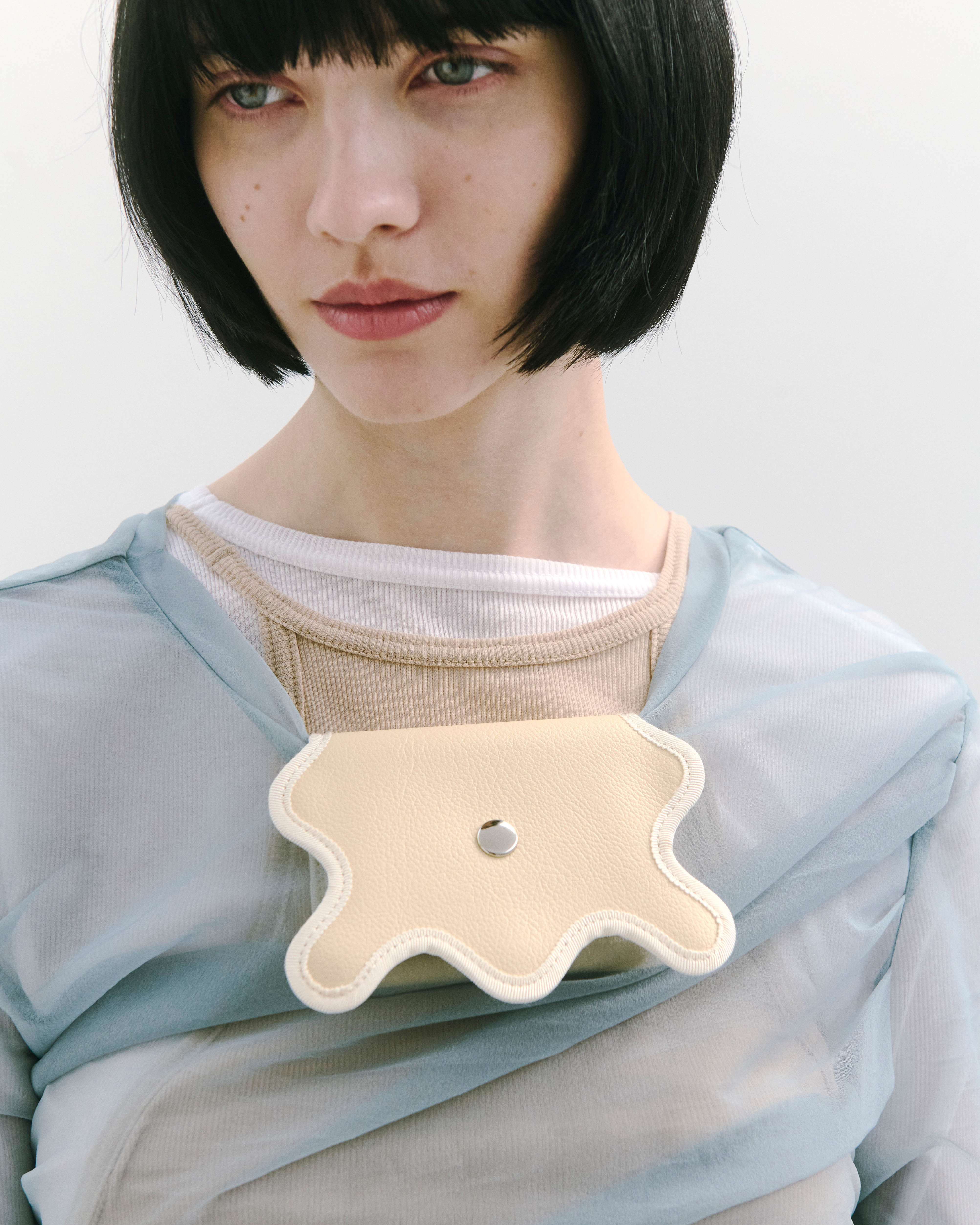 nori enomoto wave mini 定期や名刺、コインなどをすっきり収納できる多機能パスケース。日常使いに活躍し、ギフトにも最適なユニセックスデザイン。