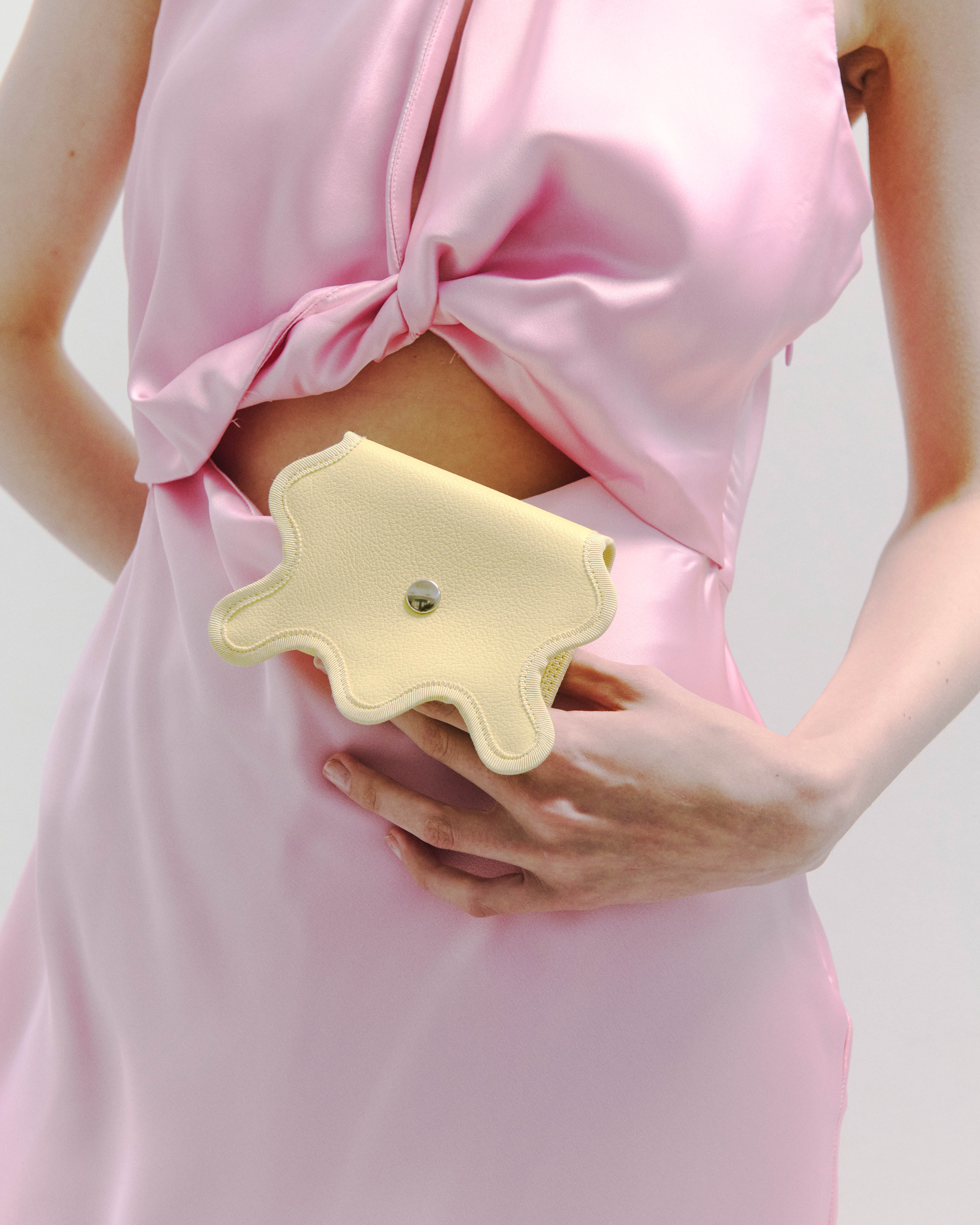 nori enomoto wave mini 定期や名刺、コインなどをすっきり収納できる多機能パスケース。日常使いに活躍し、ギフトにも最適なユニセックスデザイン。